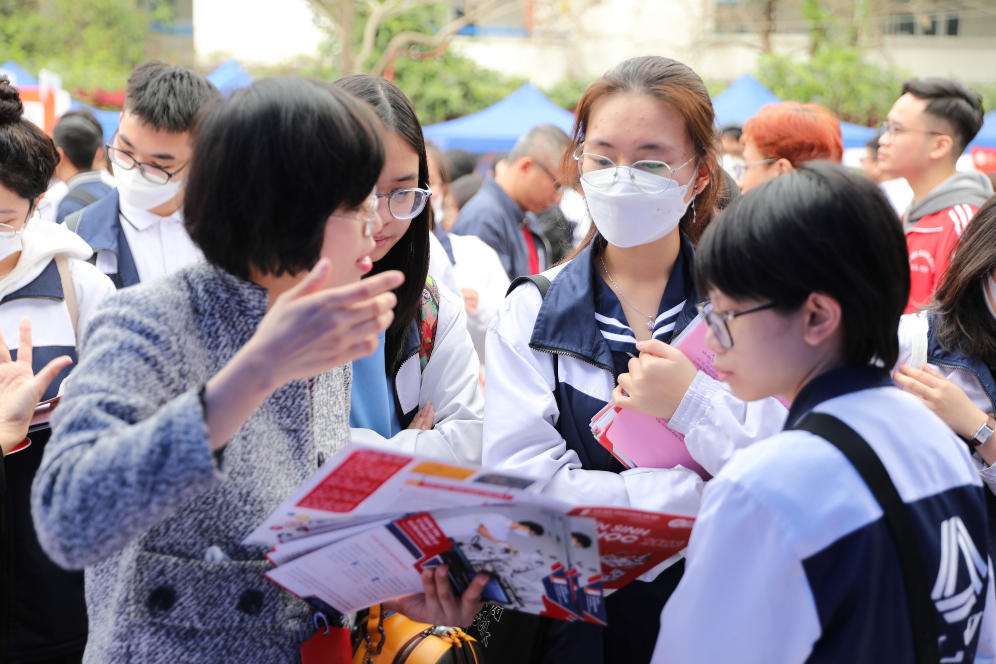 Áp dụng cách tính điểm ưu tiên đại học 2023 mới: Vì sao không lấy ngưỡng 20 điểm? - Ảnh 1.