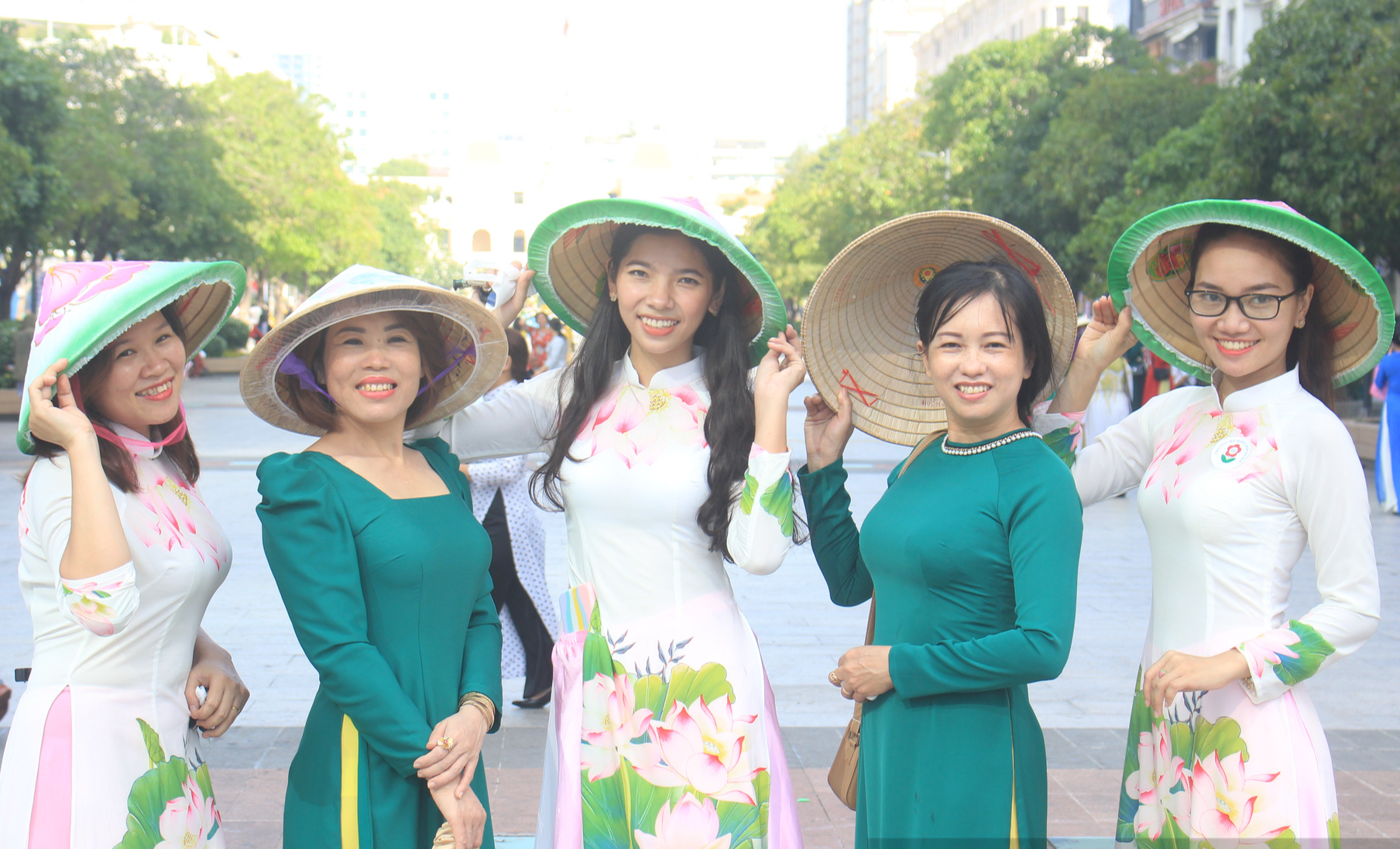 Hơn 100 nhà may áo dài tại TP.HCM giảm giá - Ảnh 1.