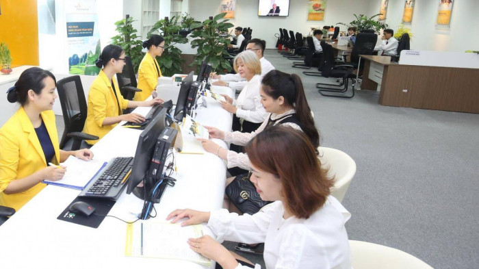 Chuyển Công an đơn tố cáo gửi tiền ở ngân hàng thành mua bảo hiểm Sun Life: Ngân hàng lên tiếng - Ảnh 1. Chuyển Công an đơn tố cáo gửi tiền ở ngân hàng thành mua bảo hiểm Sun Life: Ngân hàng lên tiếng - Ảnh 1.