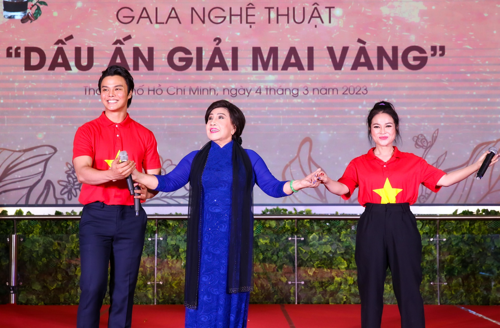 NSND Lệ Thuỷ tặng 100 triệu đồng hỗ trợ xây nhà tình thương cho nông dân nghèo - Ảnh 1.