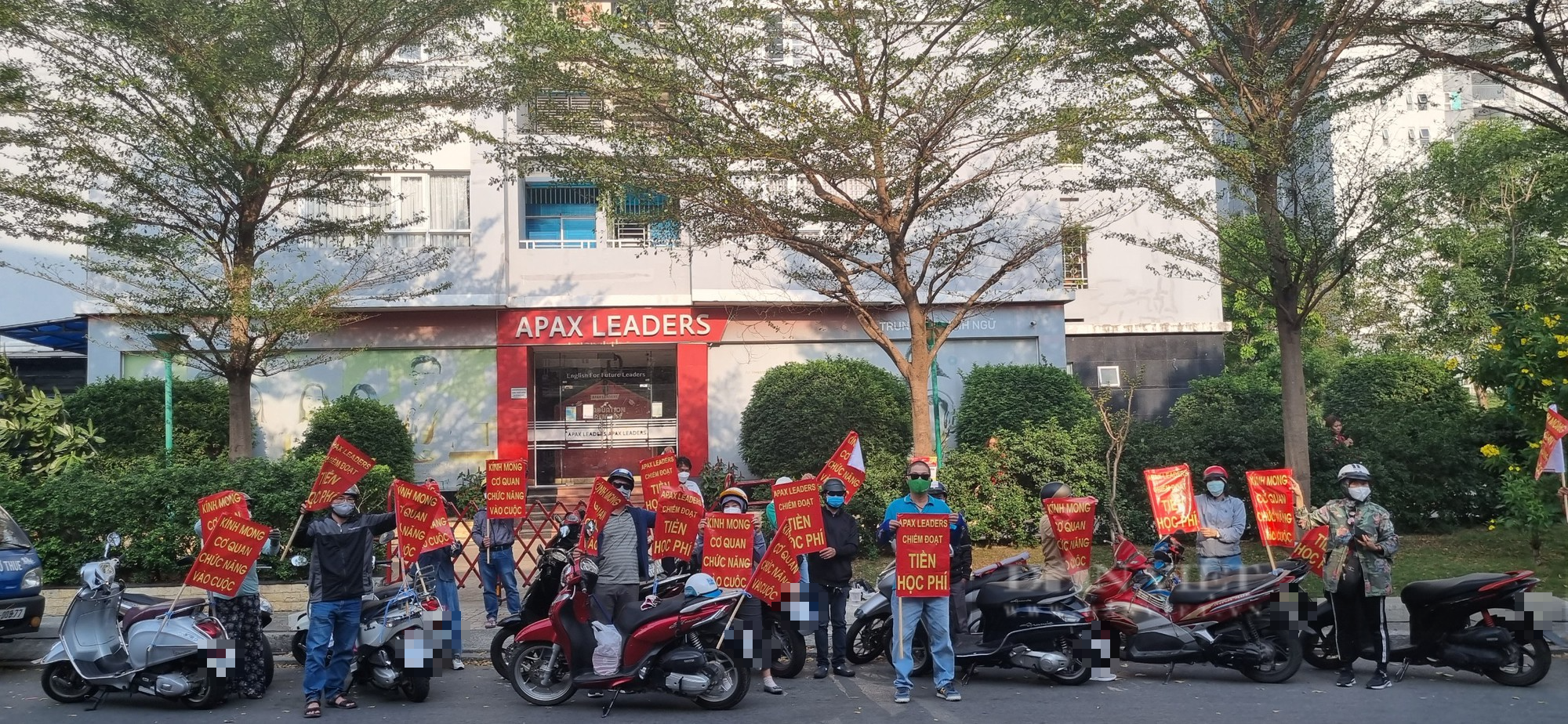 Vụ Apax Leaders: Phụ huynh diễu hành khắp phố để đòi học phí - Ảnh 1.