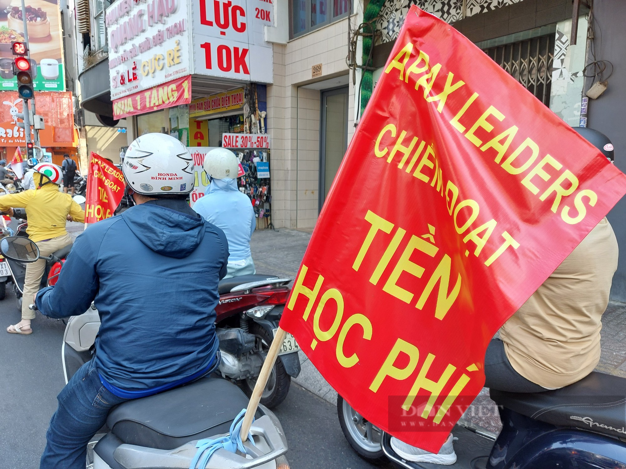 Vụ Apax Leaders: Phụ huynh diễu hành khắp phố để đòi học phí - Ảnh 4.
