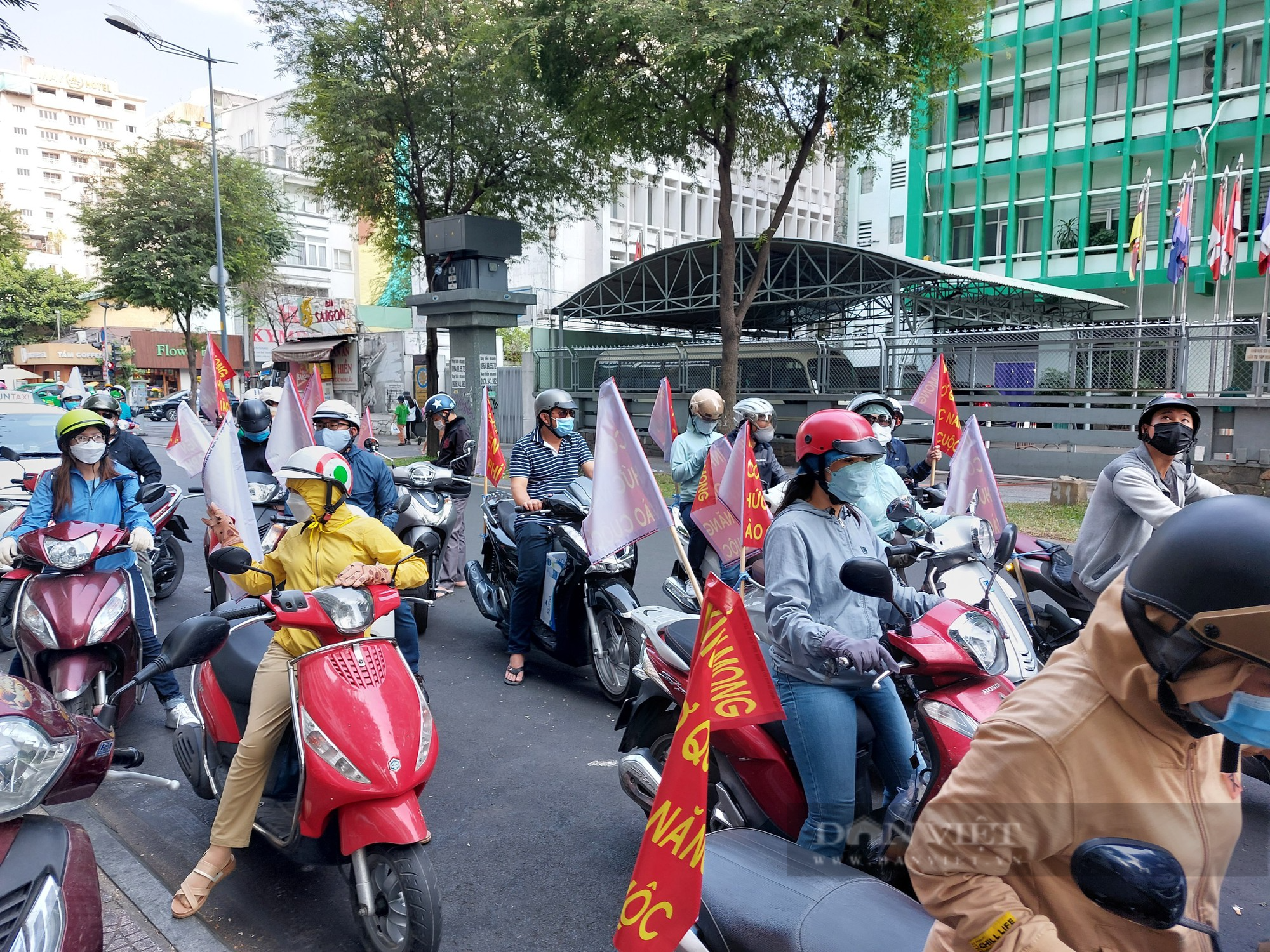 Vụ Apax Leaders: Phụ huynh diễu hành khắp phố để đòi học phí - Ảnh 6.