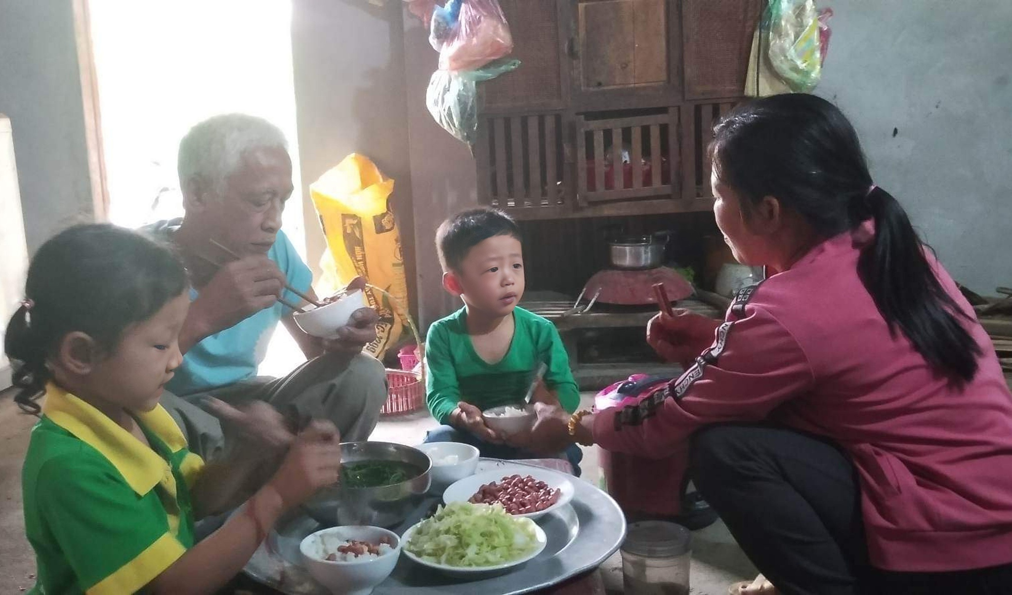 Người bà mắc bệnh ung thư phải gồng gánh nuôi cả gia đình - Ảnh 4.