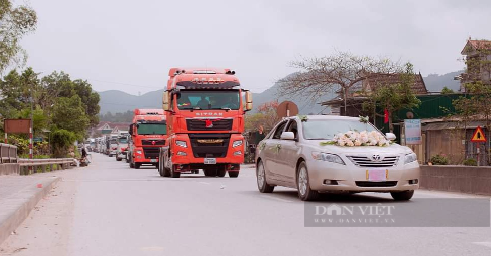 Hà Tĩnh: Chú rể rước dâu bằng 20 xe đầu kéo khiến nhà gái và làng xóm trầm trồ - Ảnh 3.