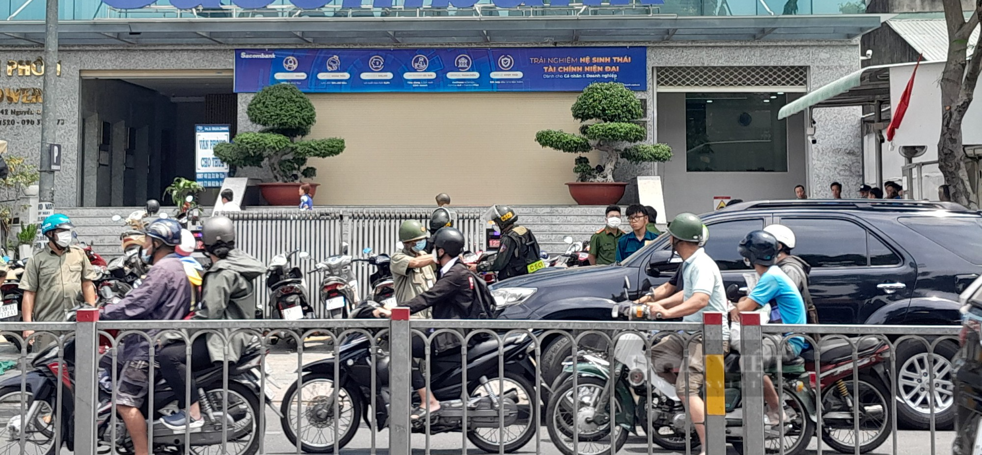 Công an khám xét Công ty CP Kinh doanh F88, một đoạn đường Nguyễn Oanh quận kẹt cứng người và phương tiện  - Ảnh 2.