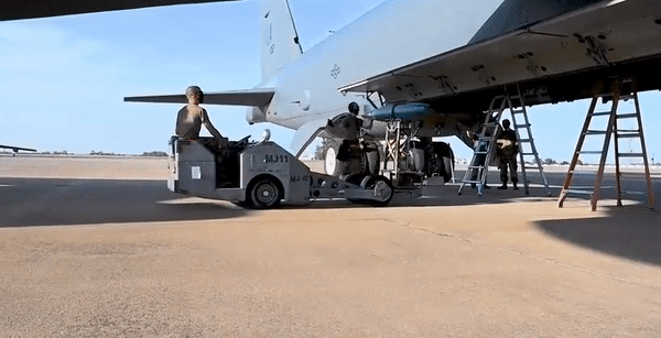 Mỹ điều &quot;pháo đài bay&quot; B-52 tới bán đảo Triều Tiên - Ảnh 18.