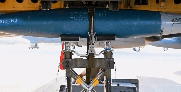 Mỹ điều &quot;pháo đài bay&quot; B-52 tới bán đảo Triều Tiên - Ảnh 26.