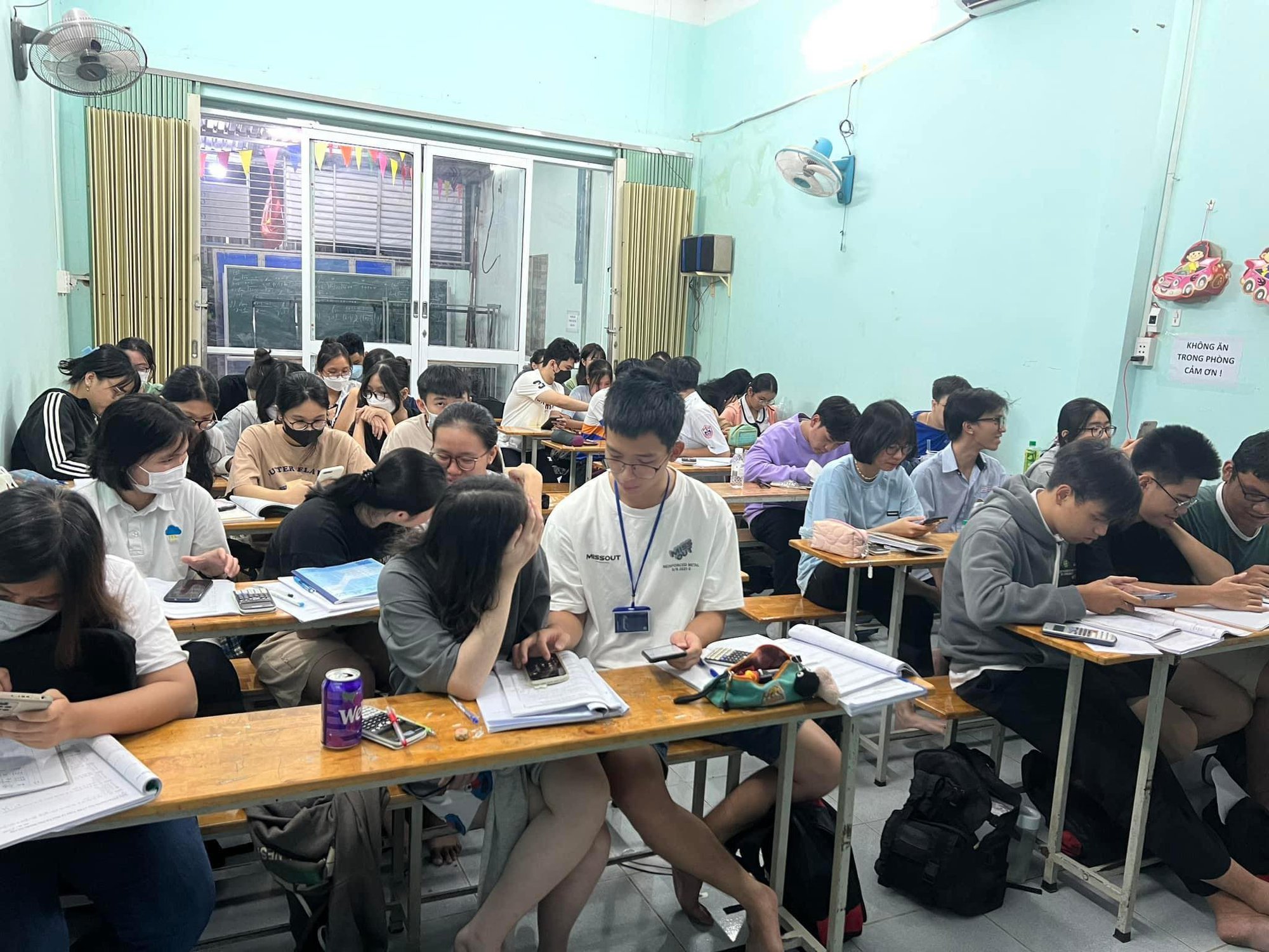 Học sinh lớp 12 khó sắp xếp lịch học và các kỳ thi, hôm nào cũng thức đến 2 giờ sáng - Ảnh 1.