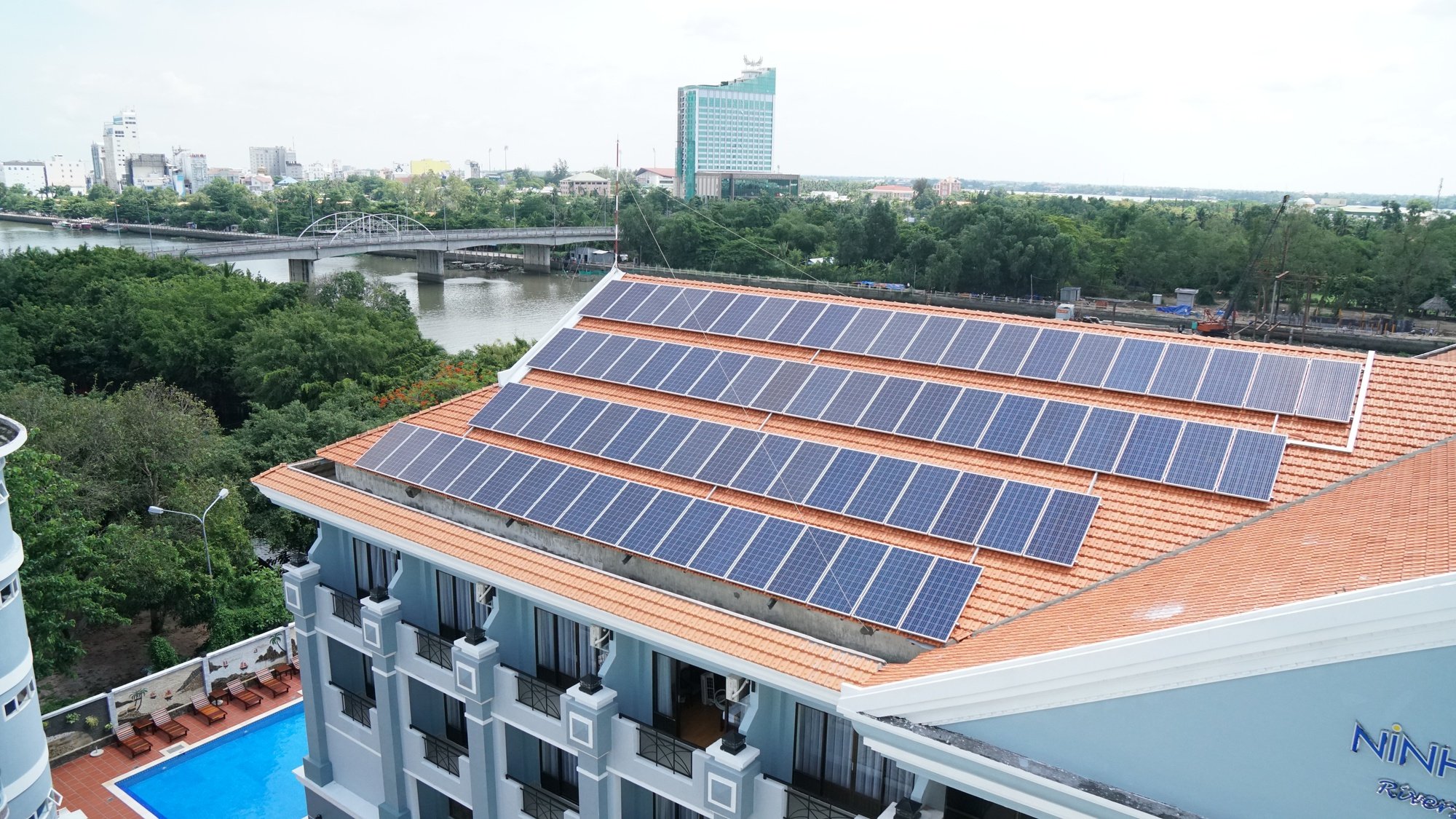 TP.HCM xin biệt đãi cho điện mái nhà, tính "phủ xanh" mái nhà các cơ quan hành chính, sự nghiệp - Ảnh 1. TP.HCM xin biệt đãi cho điện mái nhà, tính "phủ xanh" mái nhà các cơ quan hành chính, sự nghiệp - Ảnh 1.