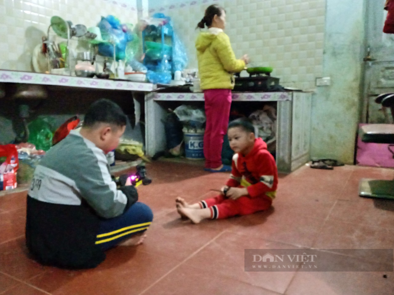 Người phụ nữ vừa làm cha vừa làm mẹ gồng mình nuôi 2 con ăn học - Ảnh 1.