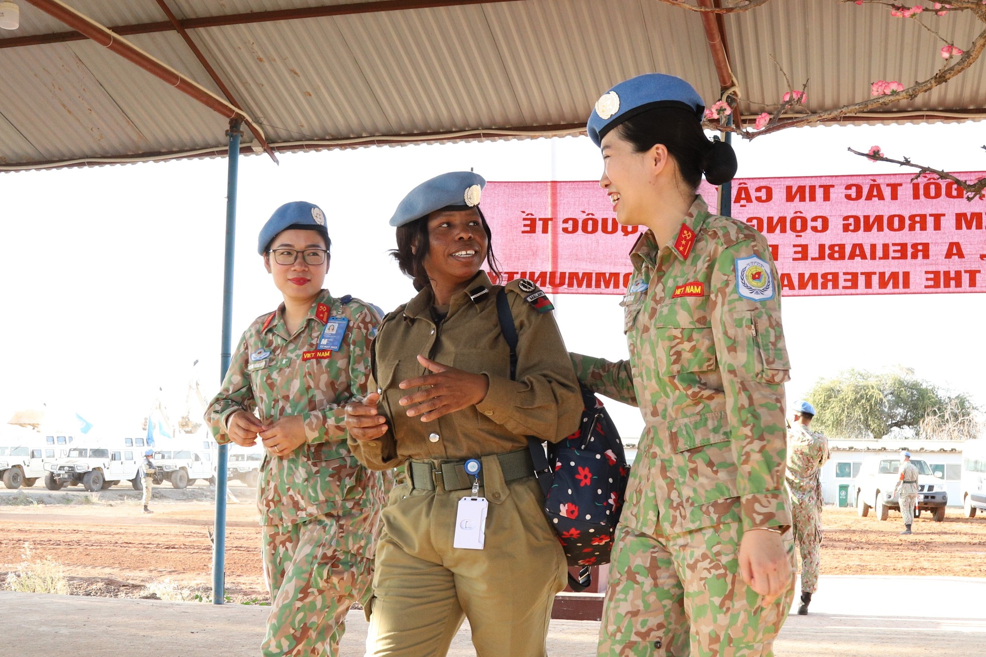 Những &quot;bông hồng thép&quot; Việt Nam tỏa sáng ở châu Phi - Ảnh 2.