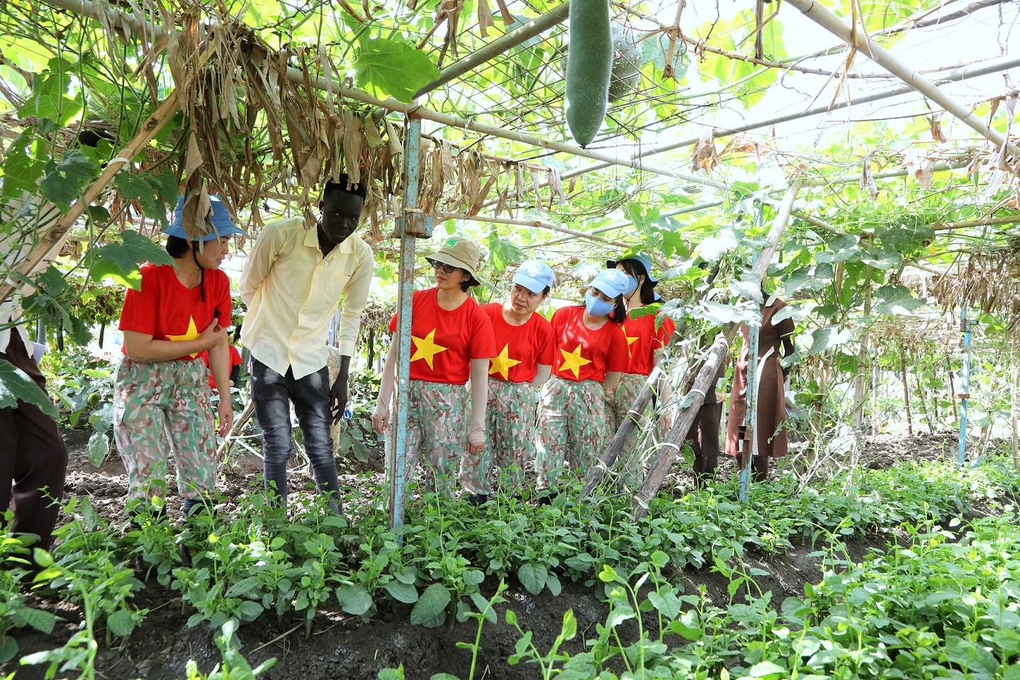 Những &quot;bông hồng thép&quot; Việt Nam tỏa sáng ở châu Phi - Ảnh 4.
