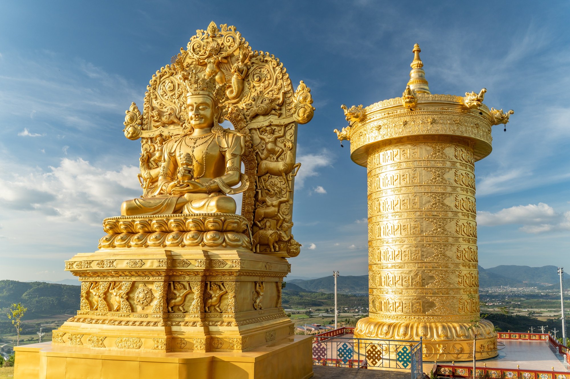 Hàng ngàn người dân đến tham quan Đại bảo tháp kinh luân nặng 200 tấn, dát vàng 24k - Ảnh 4.