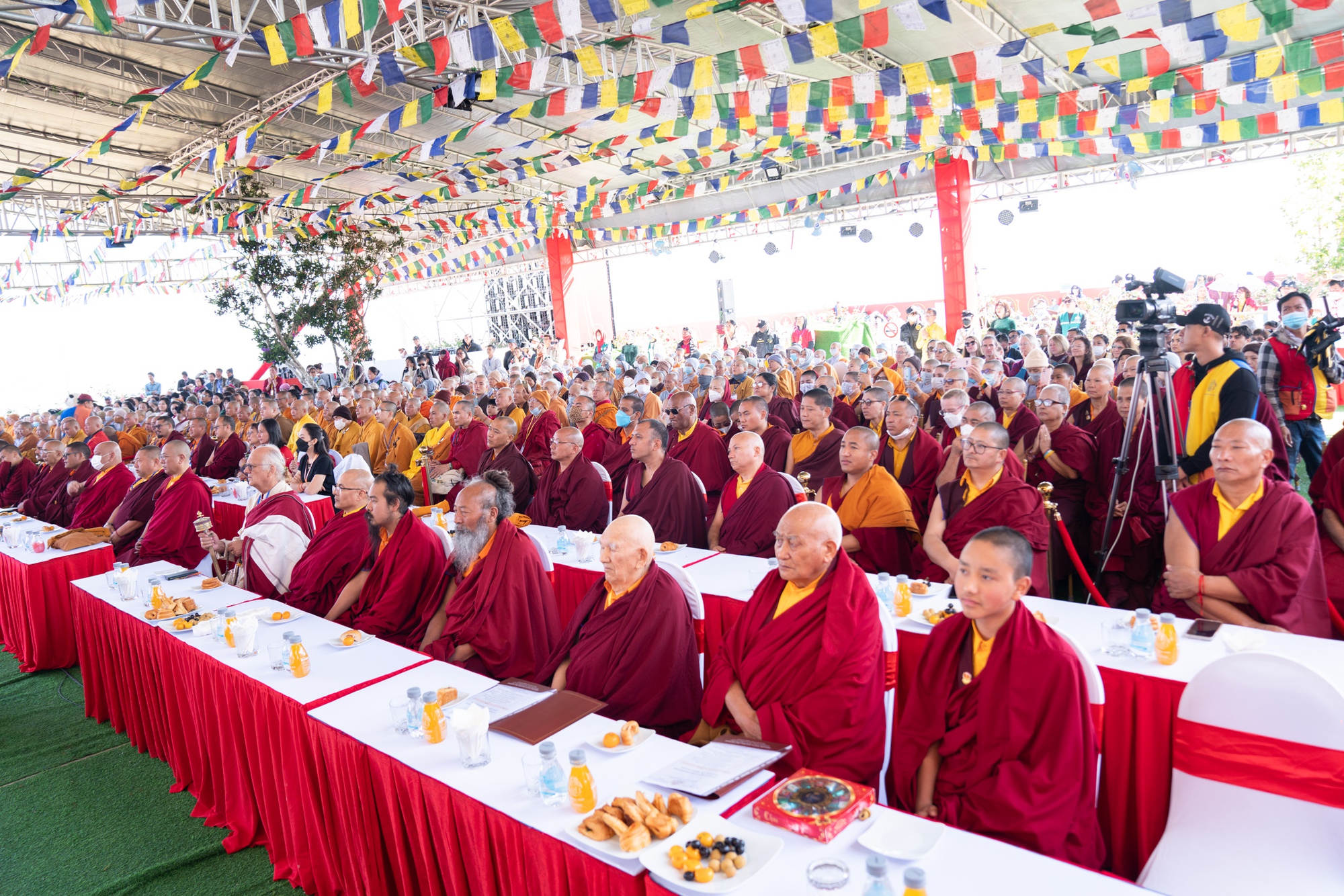 Hàng ngàn người dân đến tham quan Đại bảo tháp kinh luân nặng 200 tấn, dát vàng 24k - Ảnh 2.