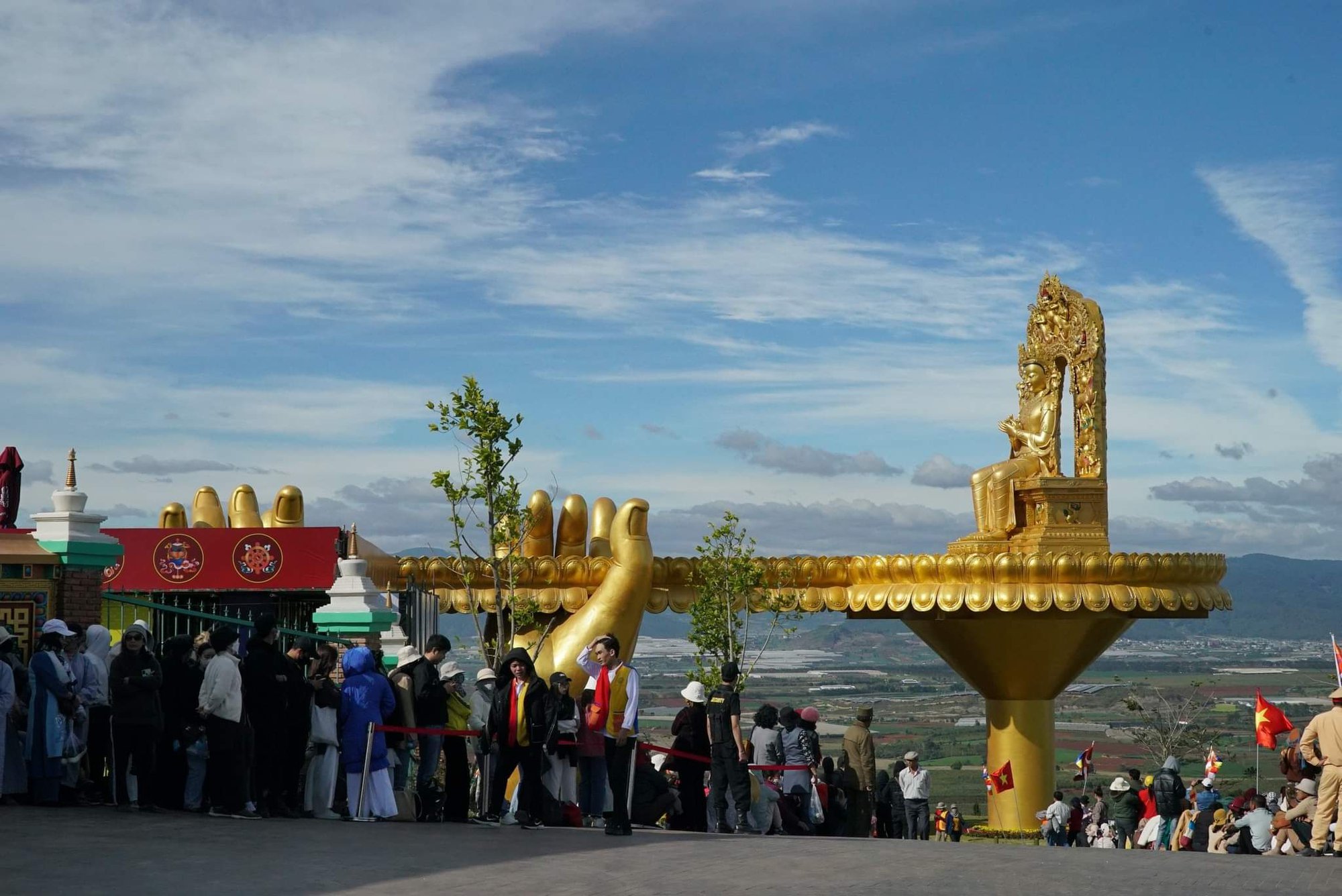Hàng ngàn người dân đến tham quan Đại bảo tháp kinh luân nặng 200 tấn, dát vàng 24k - Ảnh 6.