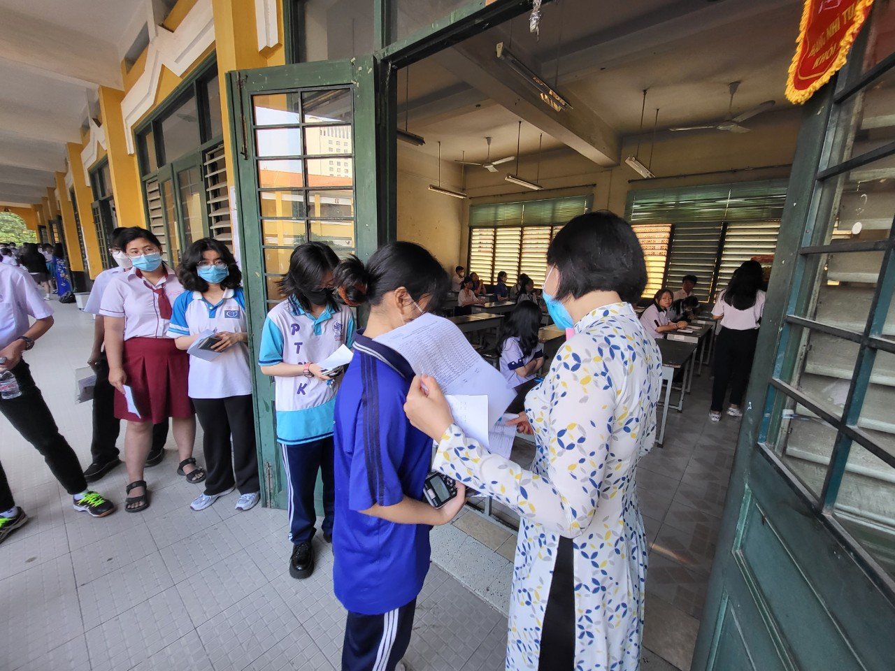TP.HCM: Thầy giáo cõng học sinh đi thi học sinh giỏi cấp thành phố - Ảnh 1.