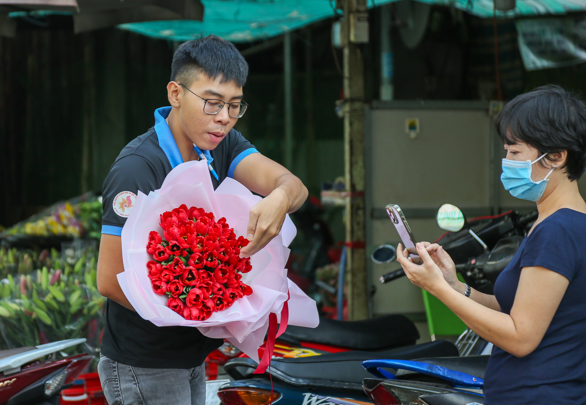 Chợ hoa lớn nhất TP.HCM nườm nượp khách dù giá tăng gấp 4 lần dịp 8/3 - Ảnh 13.