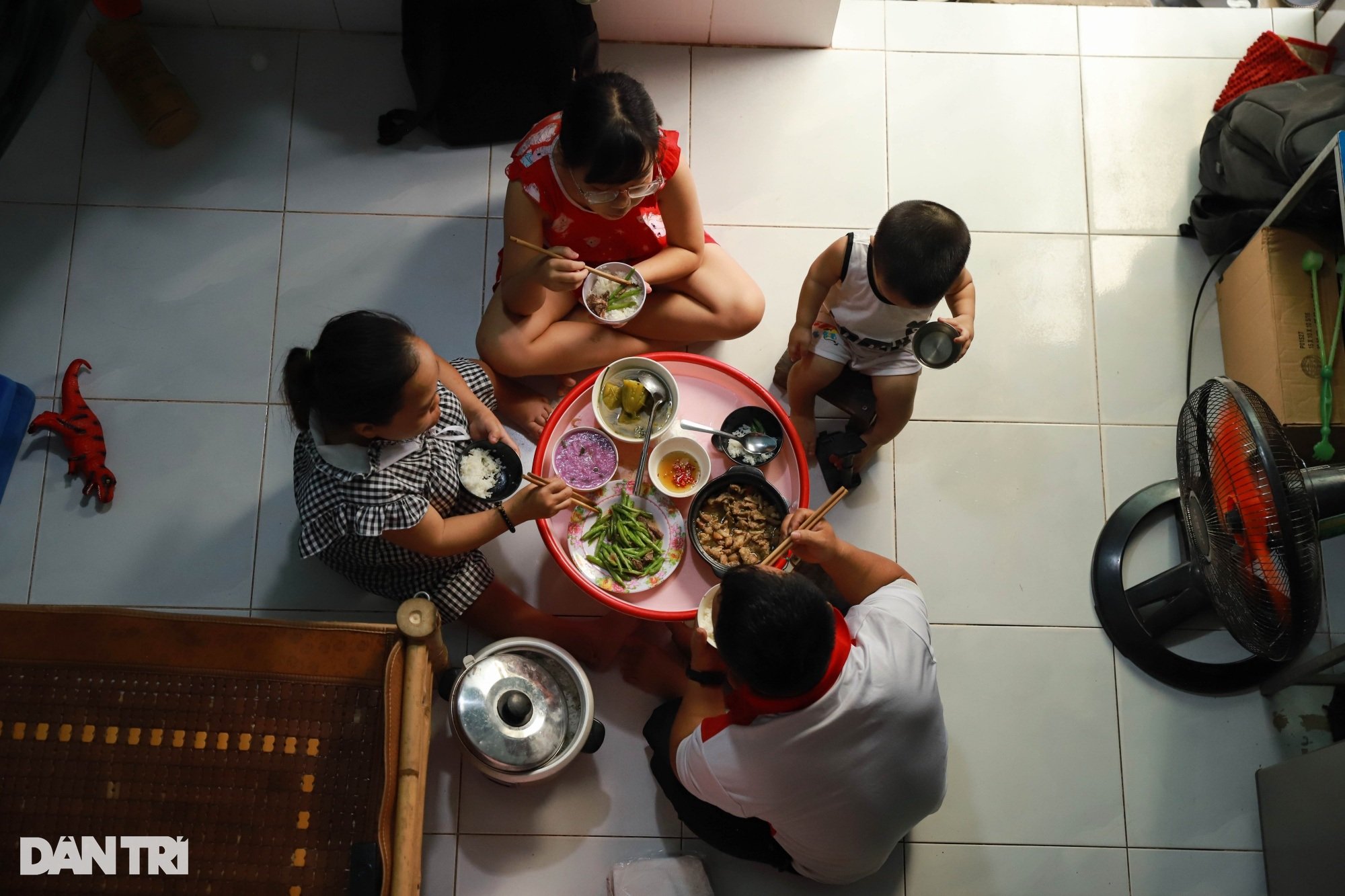 Chuyện tình cổ tích của vợ chồng cao hơn 1m: Chấp nhận tất cả vì yêu - Ảnh 1.