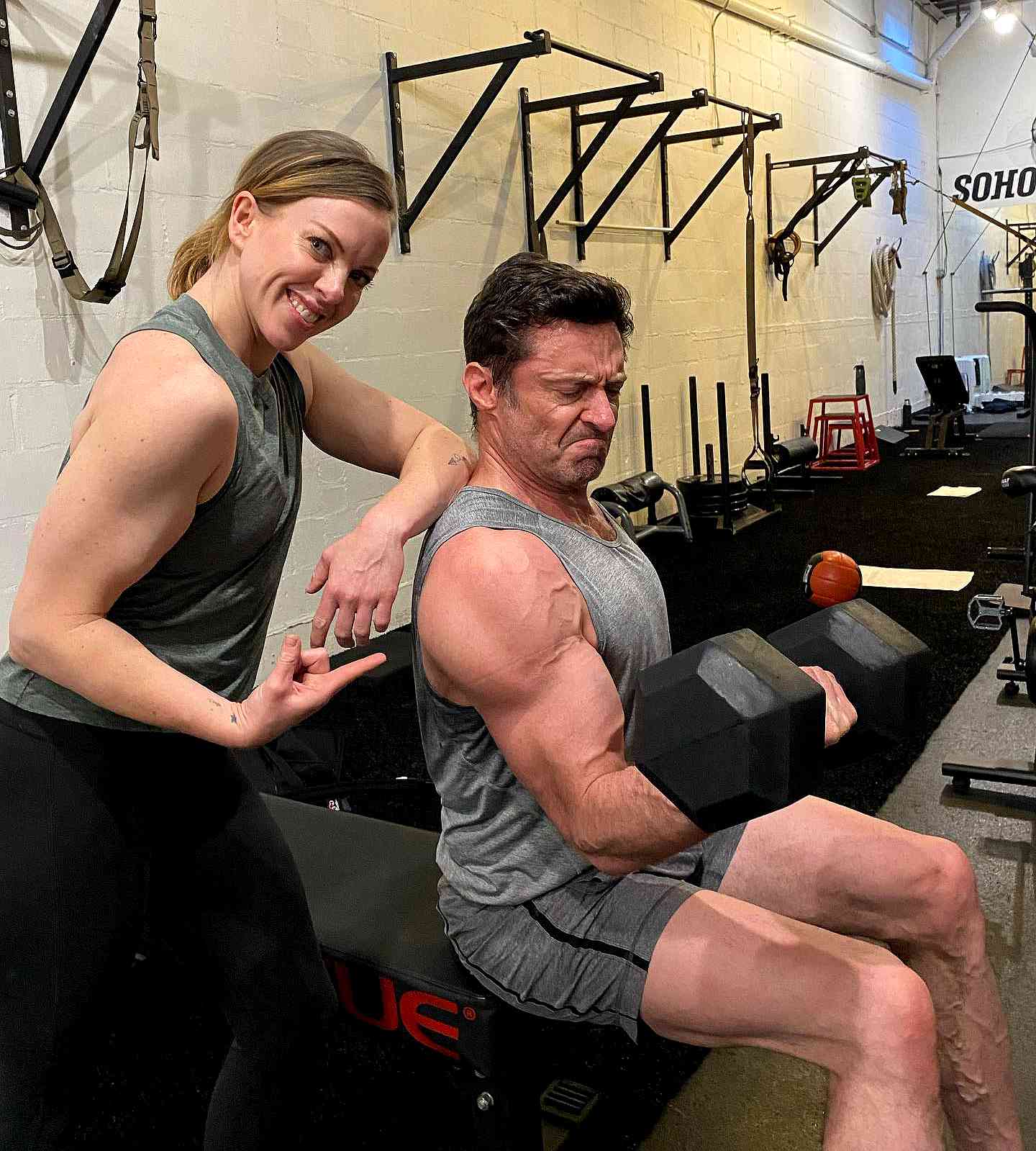 Hugh Jackman ăn 6 con gà một ngày để có cơ thể hoàn mỹ trong &quot;Deadpool 3&quot; - Ảnh 1.
