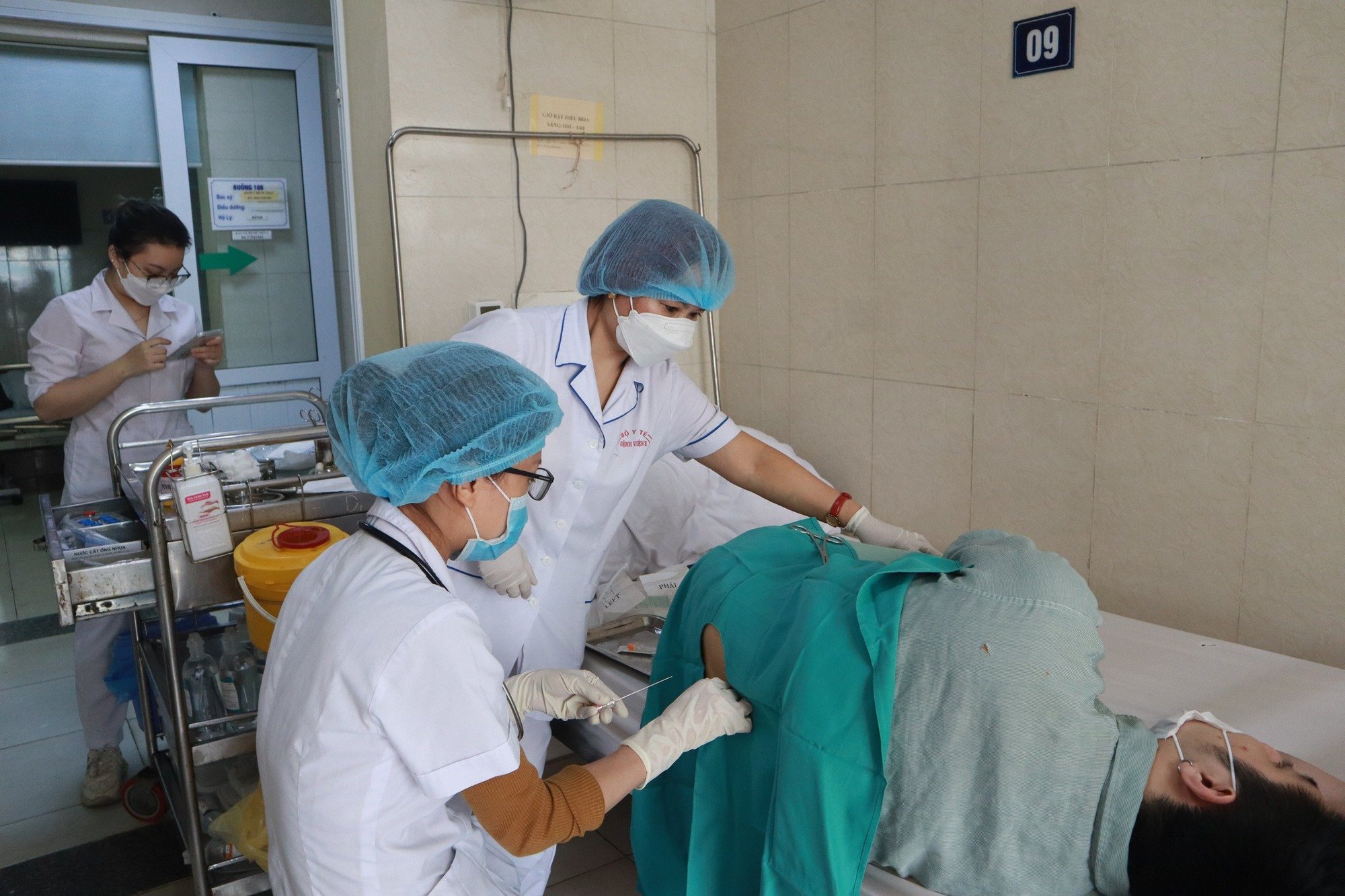 Sốt cao, đau đầu dữ dội, nam thanh niên không ngờ mắc &quot;bệnh trẻ em&quot; - Ảnh 1.