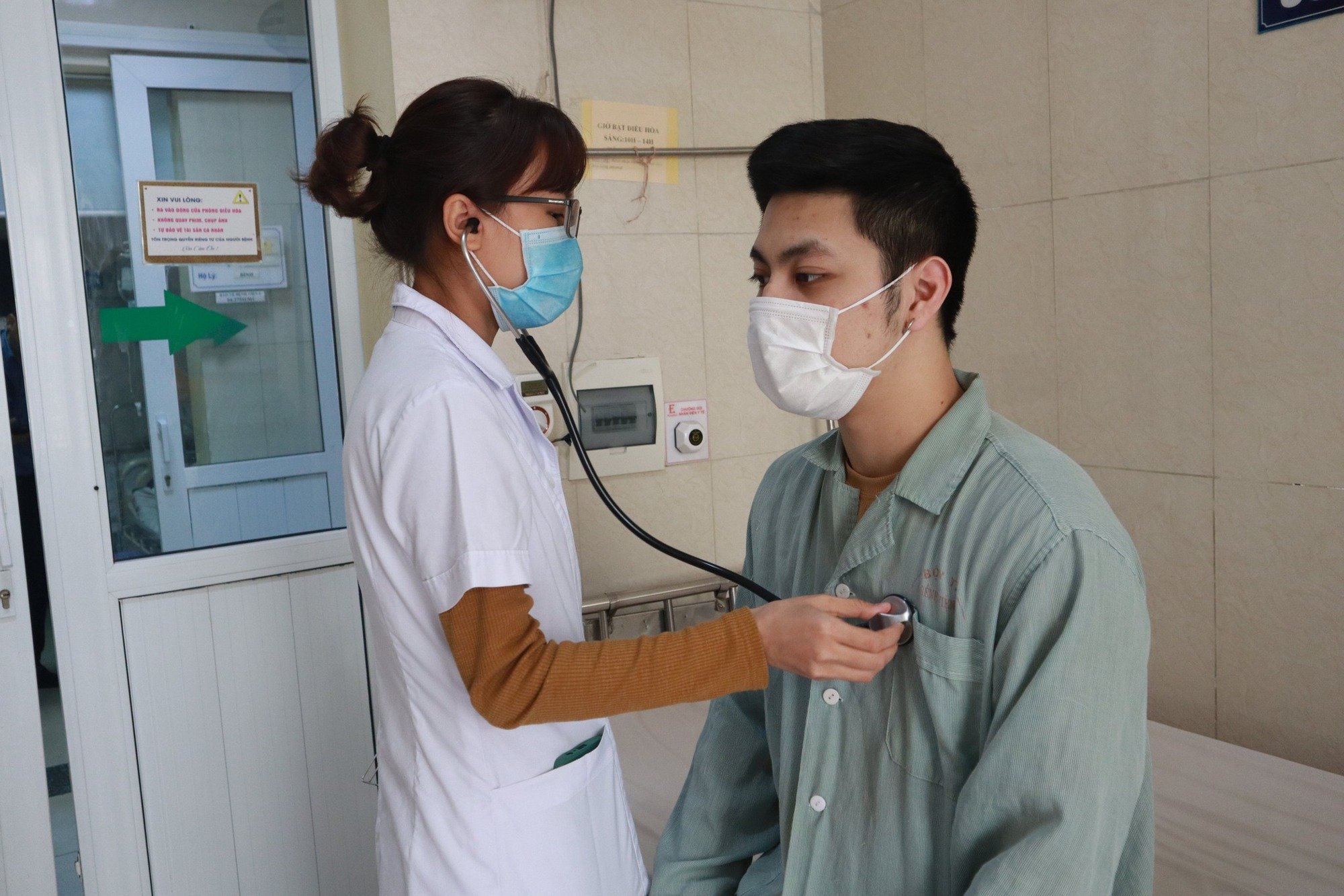 Sốt cao, đau đầu dữ dội, nam thanh niên không ngờ mắc &quot;bệnh trẻ em&quot; - Ảnh 2.