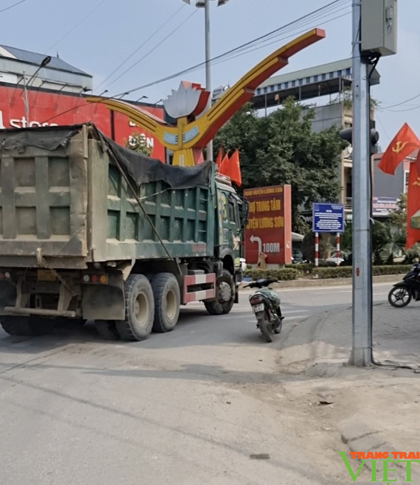 Hòa Bình: Nghiêm cấm cán bộ công an can thiệp xử lý vi phạm giao thông - Ảnh 3. Hòa Bình: Nghiêm cấm cán bộ công an can thiệp xử lý vi phạm giao thông - Ảnh 3.