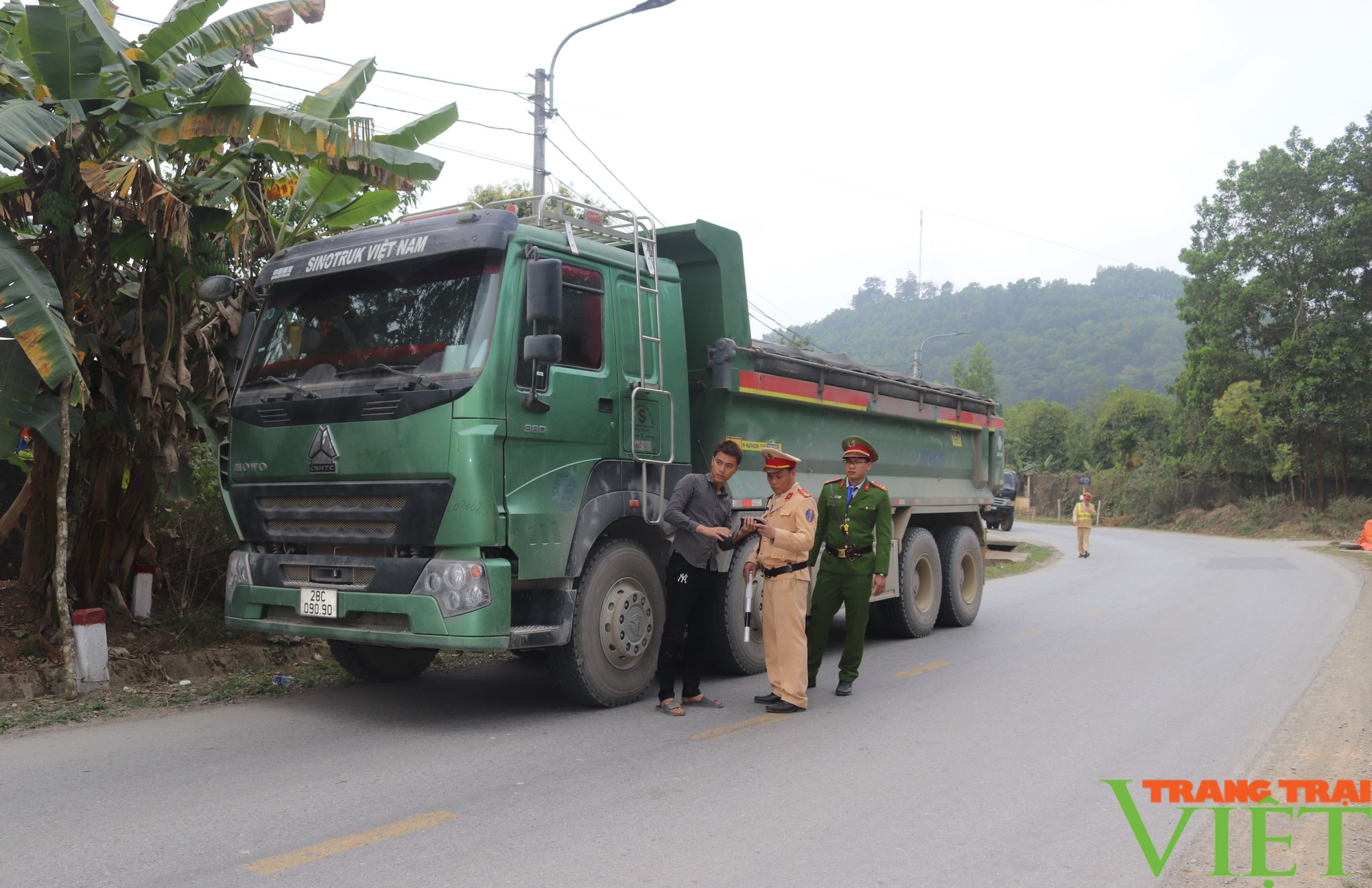 Hòa Bình: Nghiêm cấm cán bộ công an can thiệp xử lý vi phạm giao thông - Ảnh 2. Hòa Bình: Nghiêm cấm cán bộ công an can thiệp xử lý vi phạm giao thông - Ảnh 2.