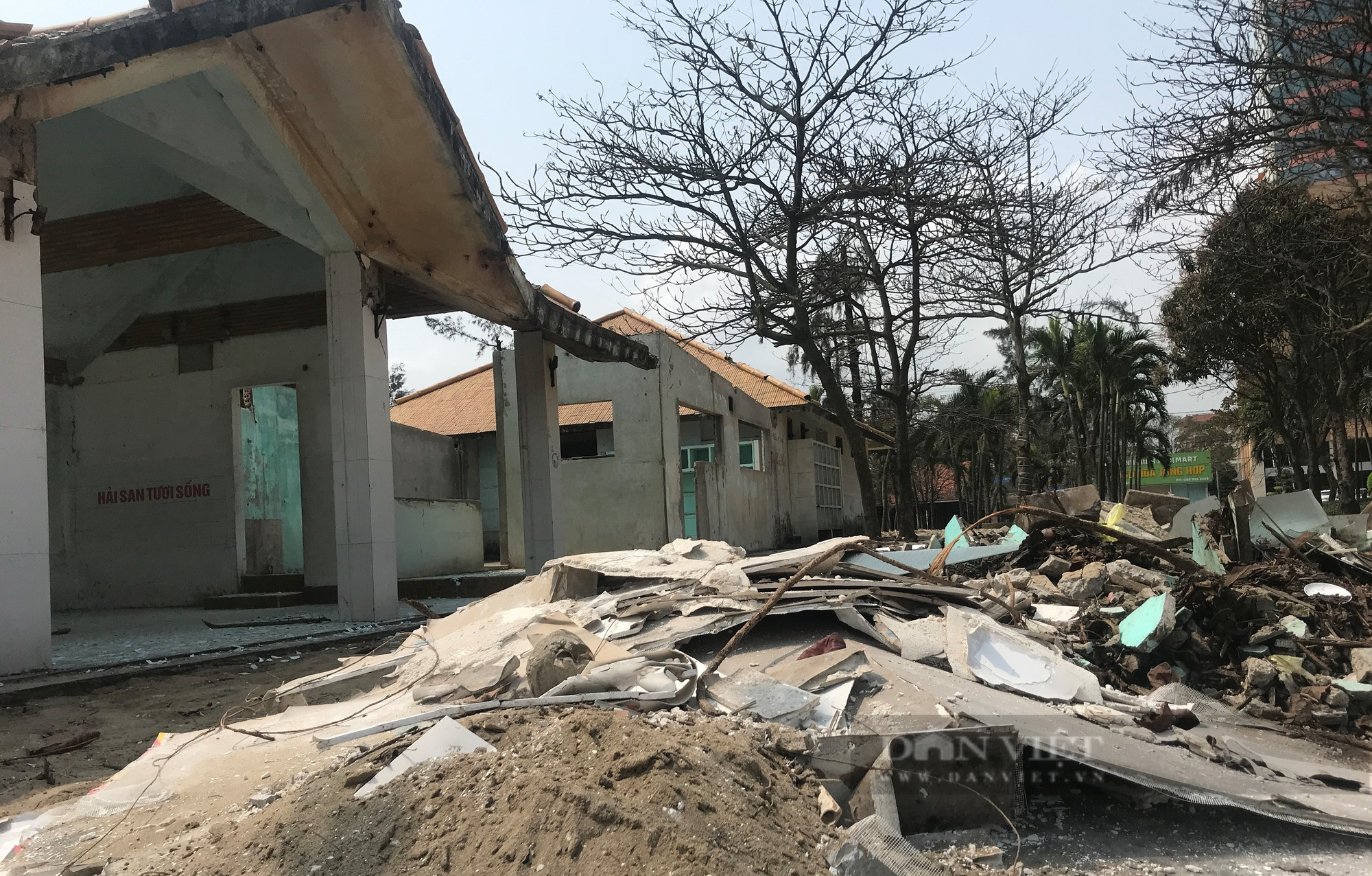 Nghệ An: Phố biển Cửa Lò vẫn ngổn ngang trước mùa du lịch - Ảnh 3.