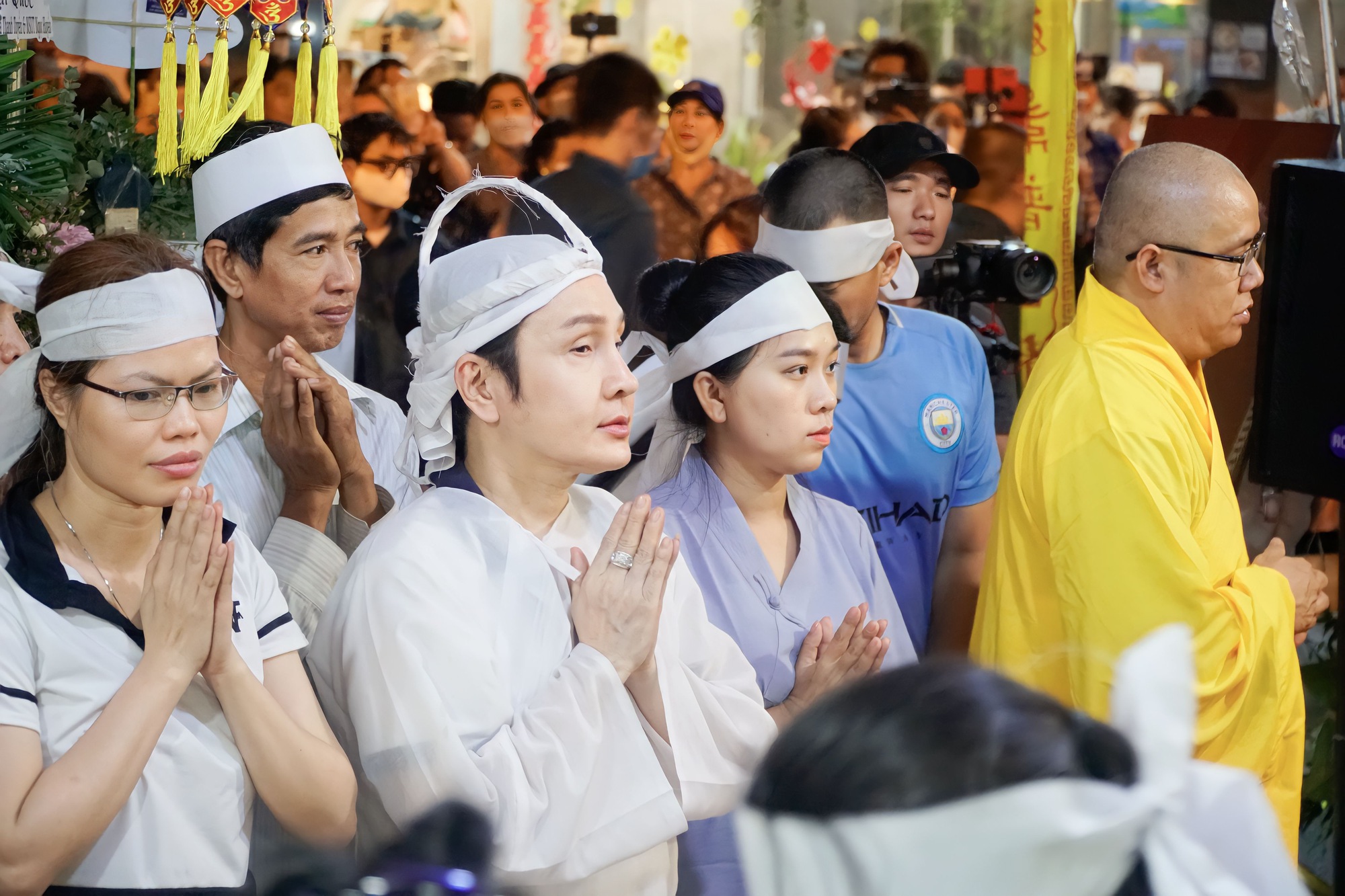 NSƯT Ngọc Huyền ngất xỉu khi cùng các thế hệ nghệ sĩ hát tiễn biệt NSƯT Vũ Linh - Ảnh 2.