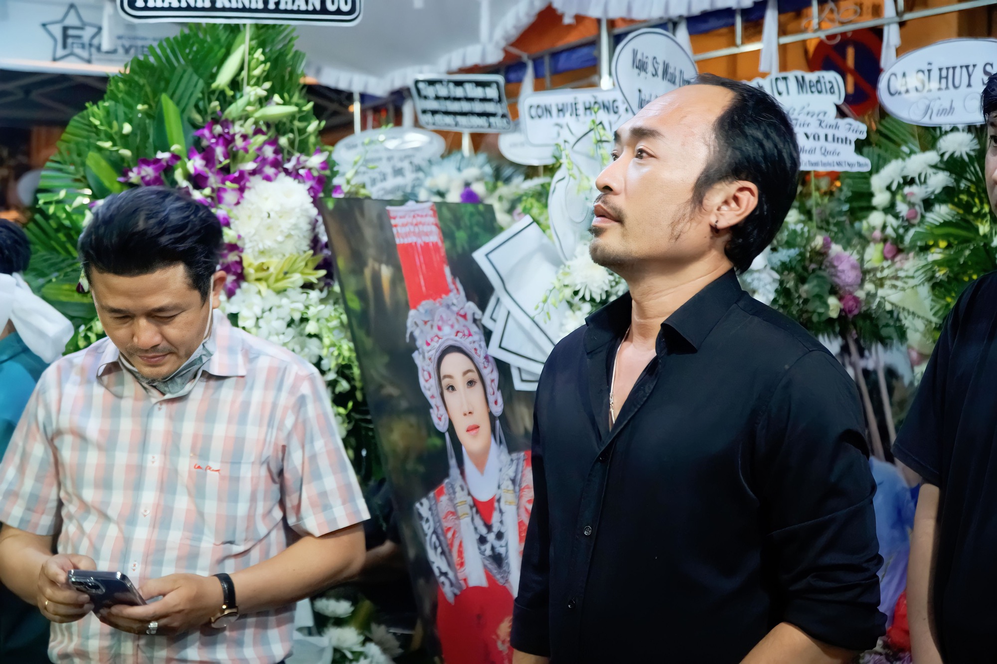 NSƯT Ngọc Huyền ngất xỉu khi cùng các thế hệ nghệ sĩ hát tiễn biệt NSƯT Vũ Linh - Ảnh 14.