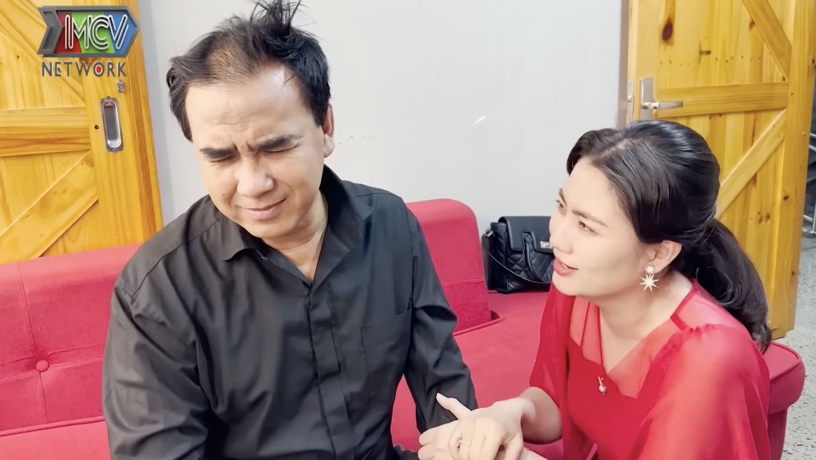 Khán giả sửng sốt khi Quyền Linh bị Ngọc Lan cạo hết chỏm tóc ngay trước giờ lên sóng - Ảnh 1.