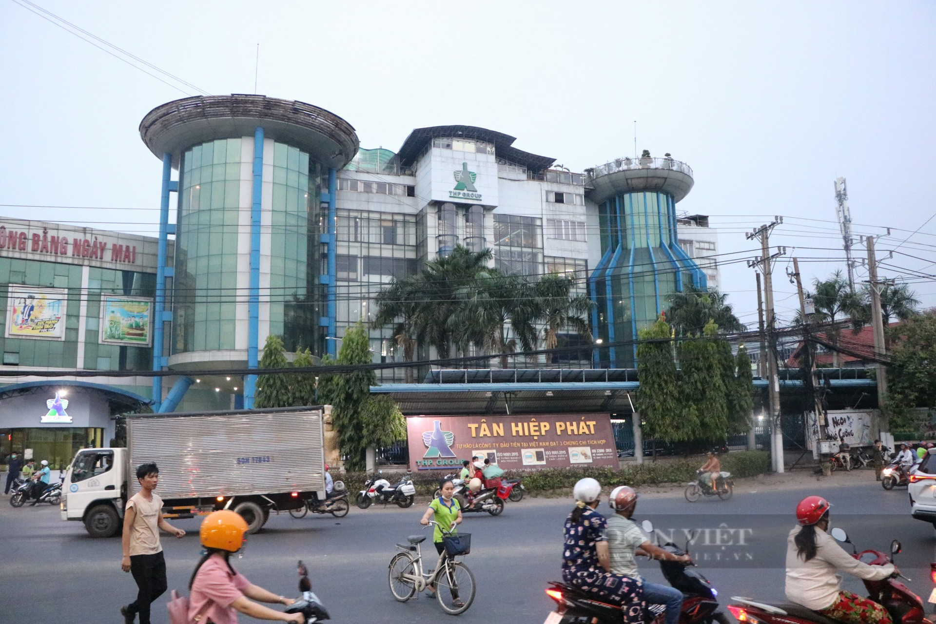 Cận cảnh hiện trường khám xét trụ sở Tập đoàn Tân Hiệp Phát ở Bình Dương - Ảnh 2.
