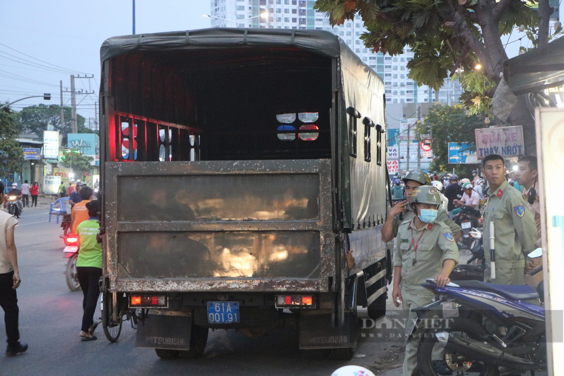 Cận cảnh hiện trường khám xét trụ sở Tập đoàn Tân Hiệp Phát ở Bình Dương - Ảnh 5.