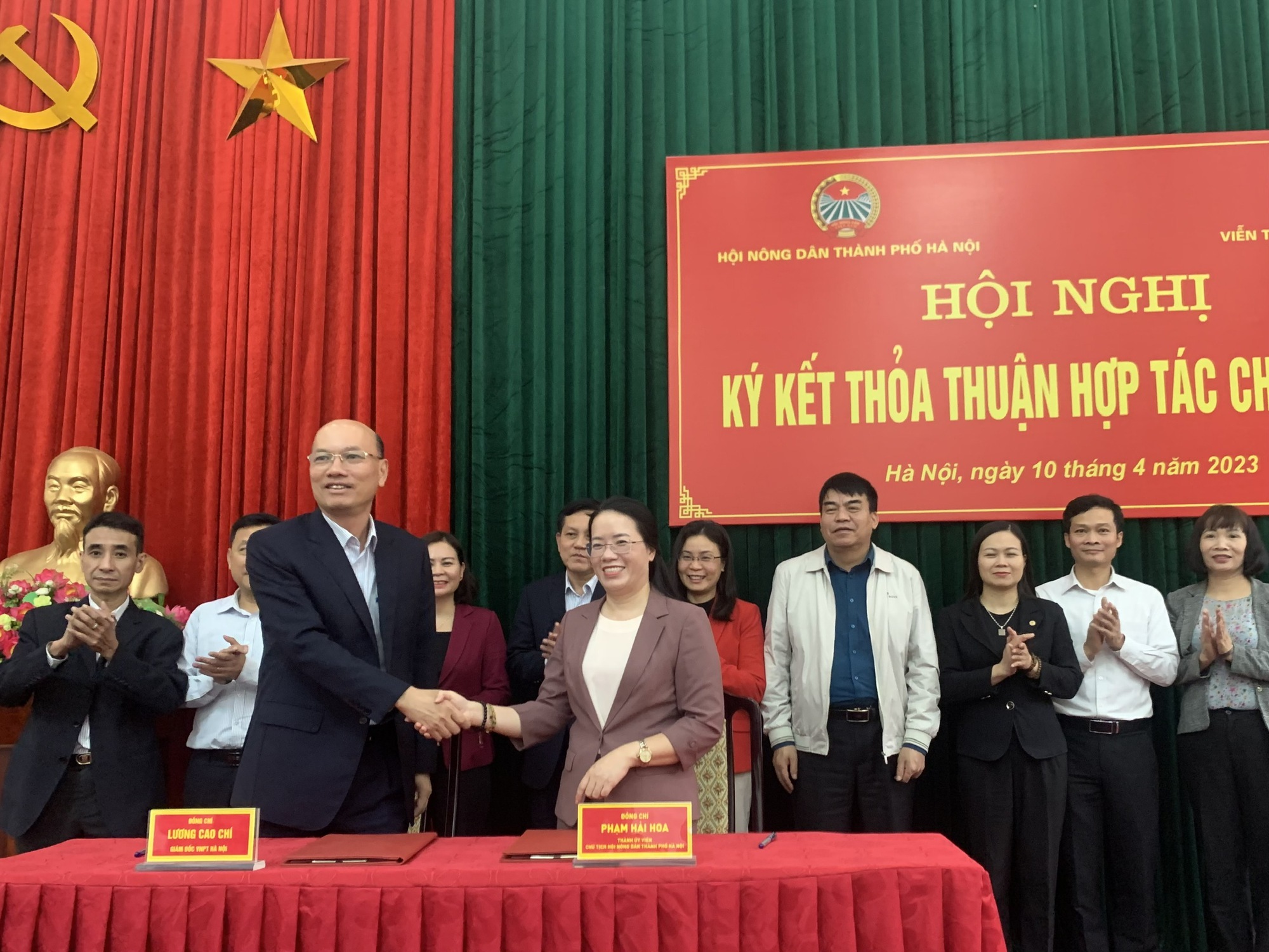 Hội Nông dân Hà Nội ký kết hợp tác hỗ trợ nông dân ứng dụng công nghệ số, phát triển thương mại điện tử - Ảnh 2.