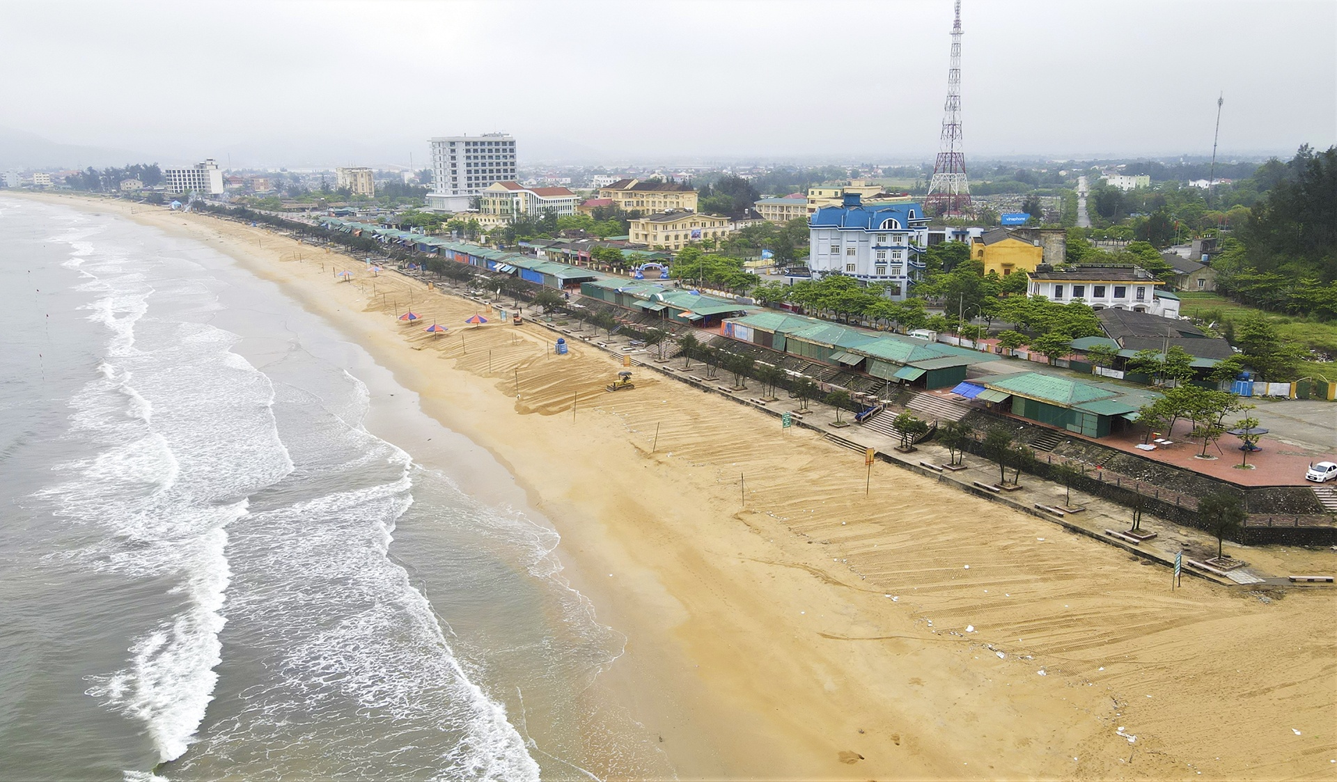 Nhiều khách sạn 'view nghĩa trang' ở bãi biển Thiên Cầm - Ảnh 8.