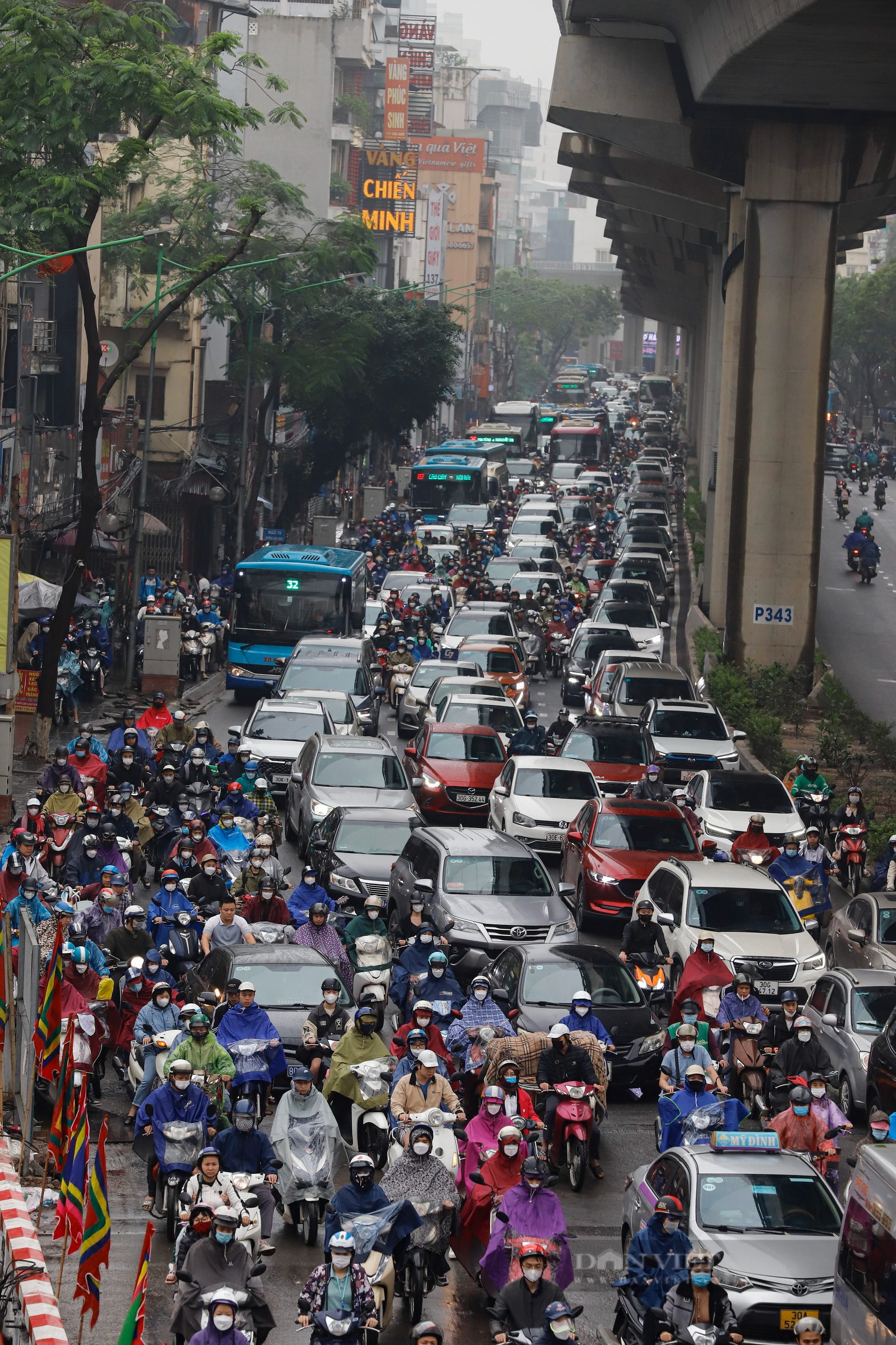 Hà Nội chìm trong sương mù kèm mưa phùn cả ngày lẫn đêm, người dân chật vật khi ra đường - Ảnh 6.