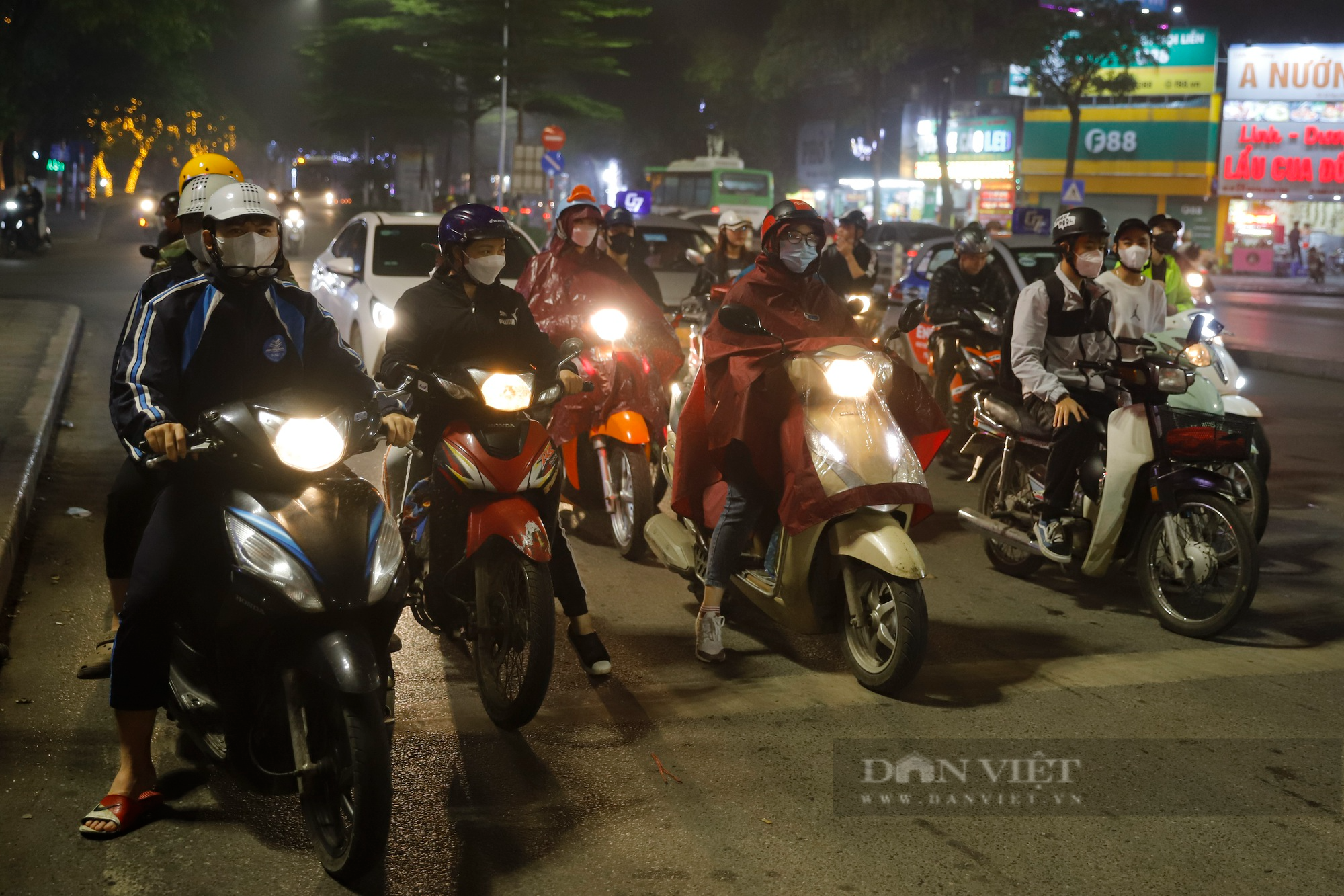 Hà Nội chìm trong sương mù kèm mưa phùn cả ngày lẫn đêm, người dân chật vật khi ra đường - Ảnh 9.