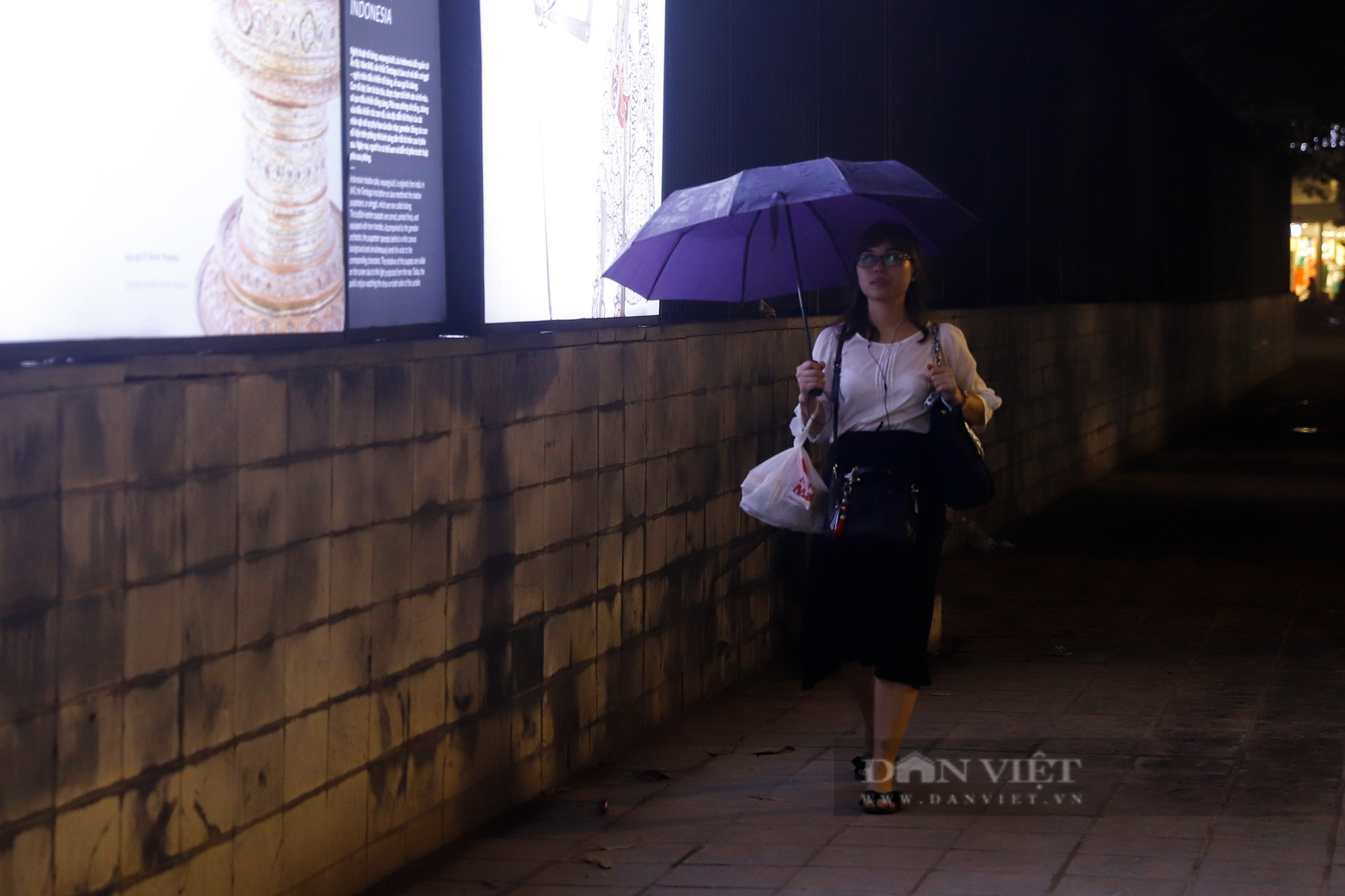 Hà Nội chìm trong sương mù kèm mưa phùn cả ngày lẫn đêm, người dân chật vật khi ra đường - Ảnh 11.