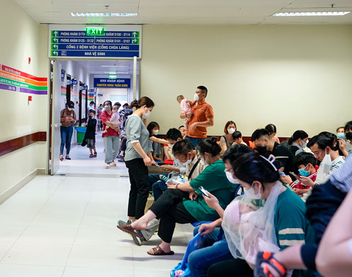Trời nồm ẩm, gia tăng trẻ nhập viện do hen phế quản nặng - Ảnh 1.