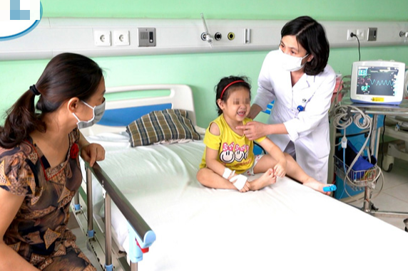 Trời nồm ẩm, gia tăng trẻ nhập viện do hen phế quản nặng - Ảnh 2.