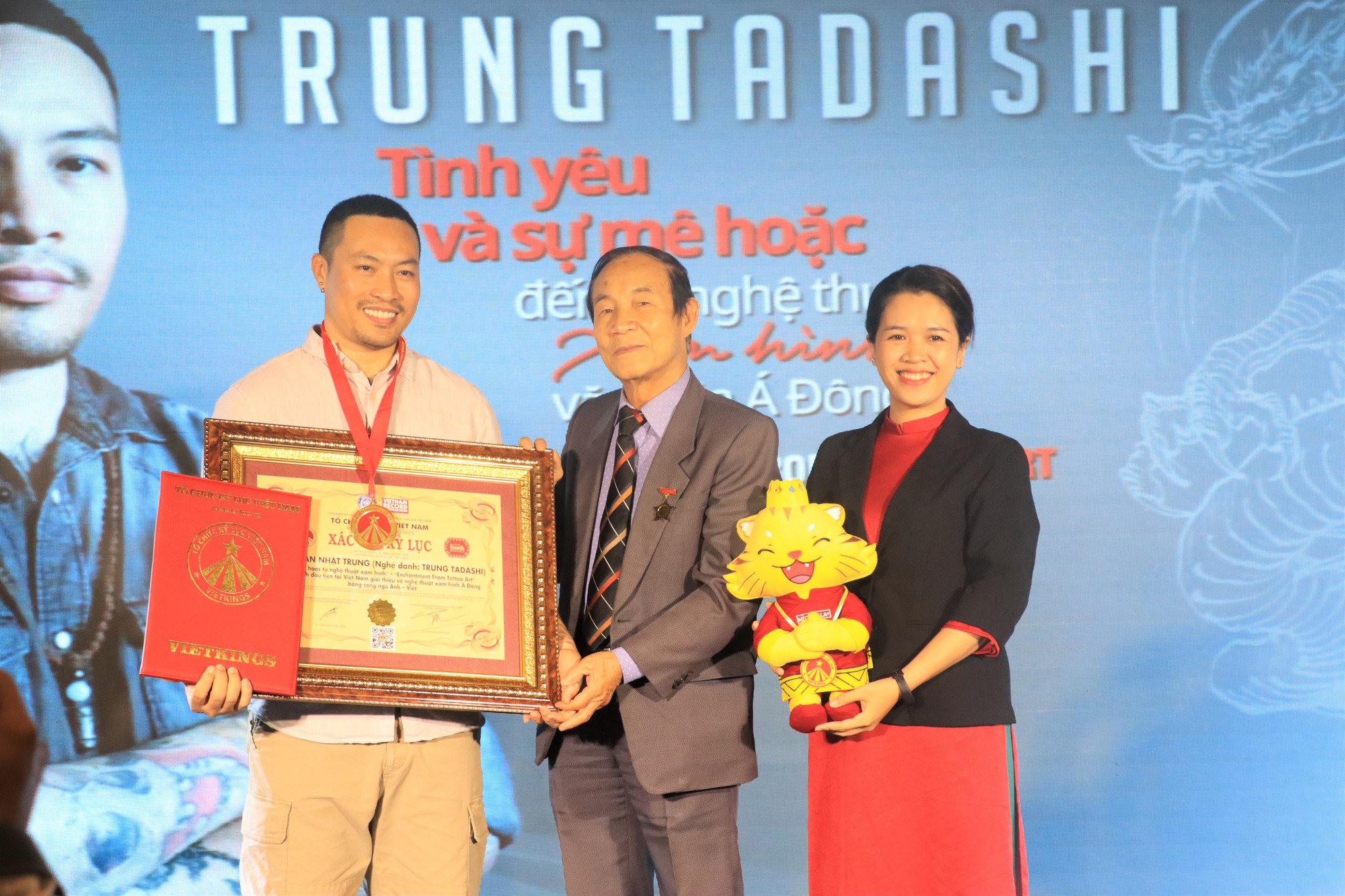 Vietkings trao bằng kỷ lục cho cuốn sách của nghệ sĩ Trung Tadashi - Ảnh 1.