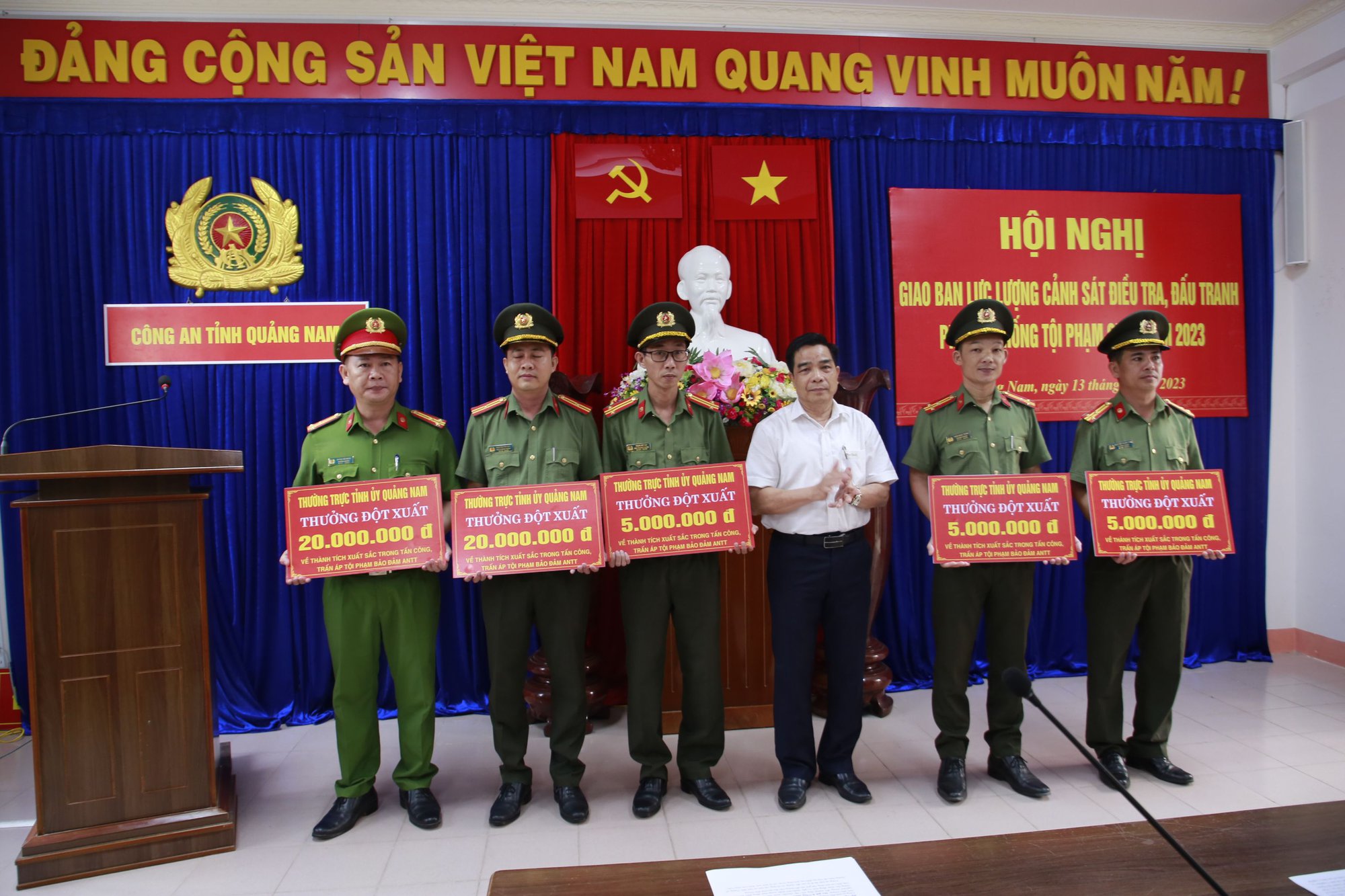 Công an Quảng Nam phá nhanh 2 vụ án thu giữ 5 bánh heroin và hơn 8,7 tấn thuốc nổ - Ảnh 1.