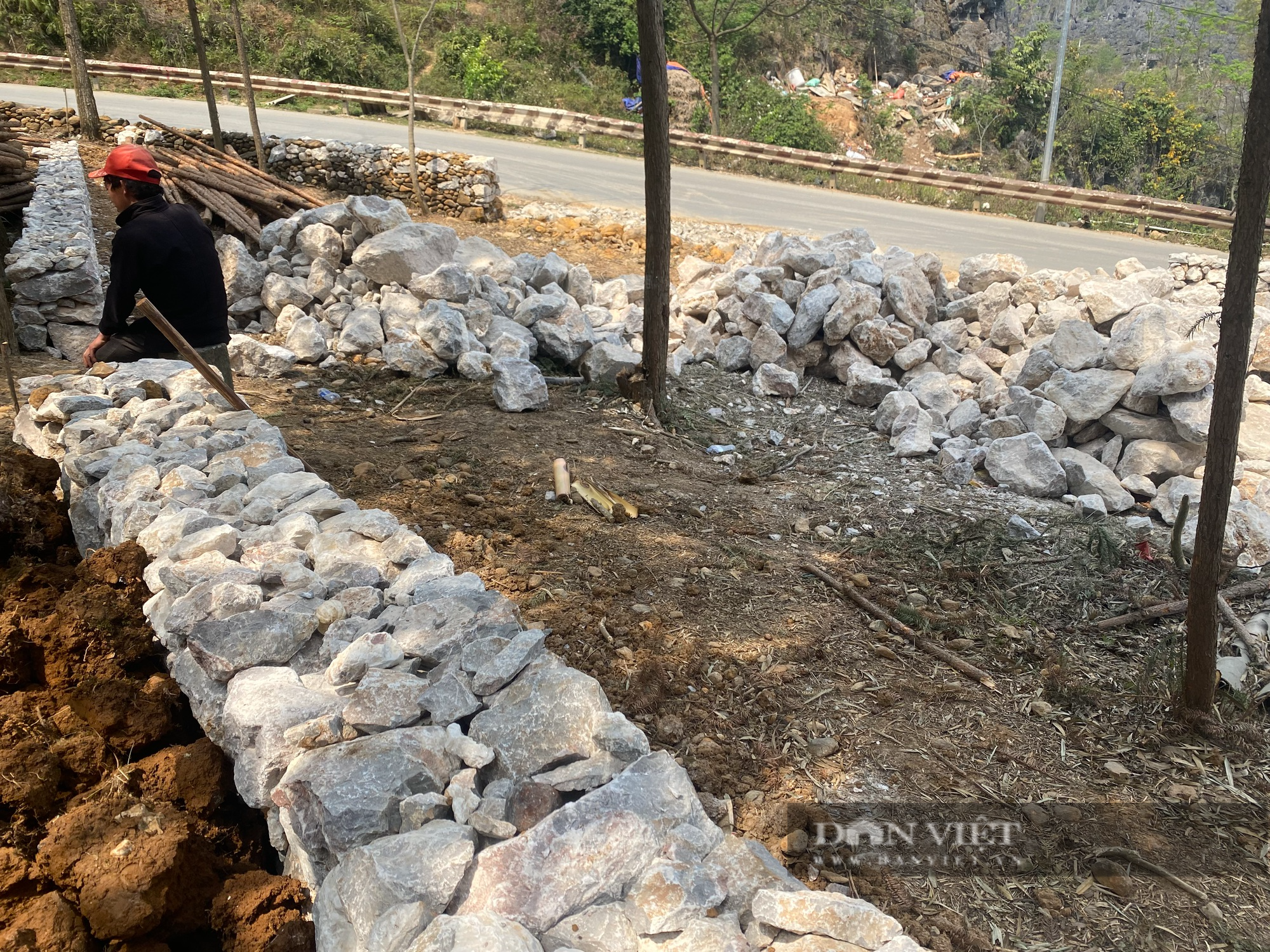 Bài 3: Lãnh đạo UBND thị trấn Đồng Văn dạy cách &quot;lách&quot;… để lấy đá từ Di sản Thế giới - Ảnh 3.