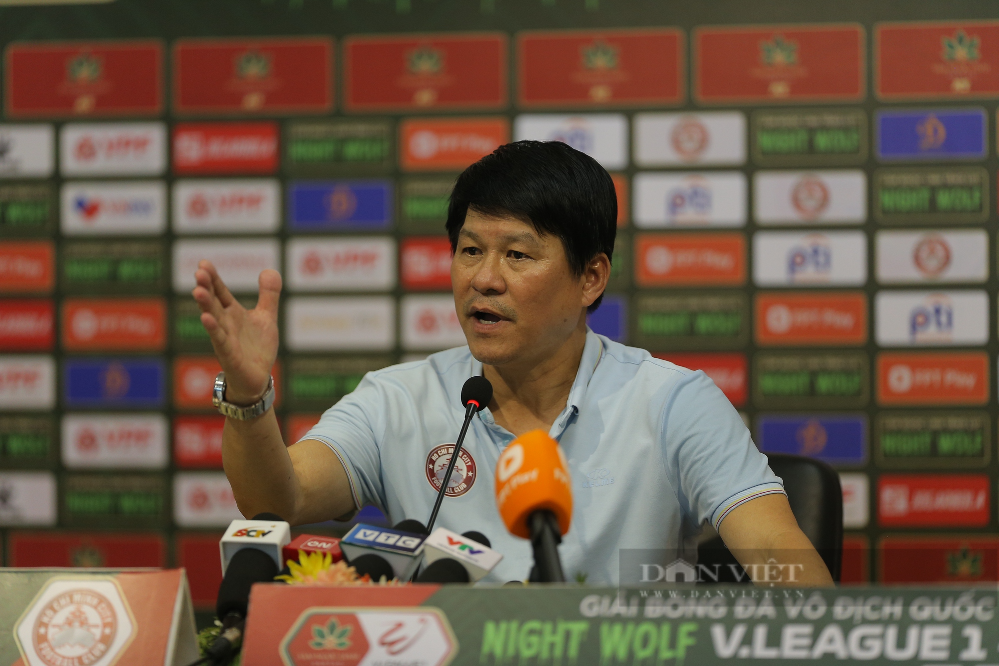 HLV Vũ Tiến Thành: Có trọng tài đã gọi điện cảm ơn tôi vì sau những phát ngôn thẳng thắn - Ảnh 1.