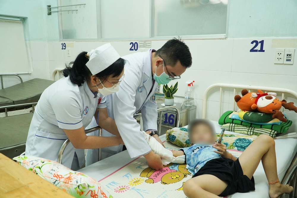 Huy động đội ngũ cấp cứu, kịp thời nối bàn tay đứt lìa cho bé trai 5 tuổi - Ảnh 1.