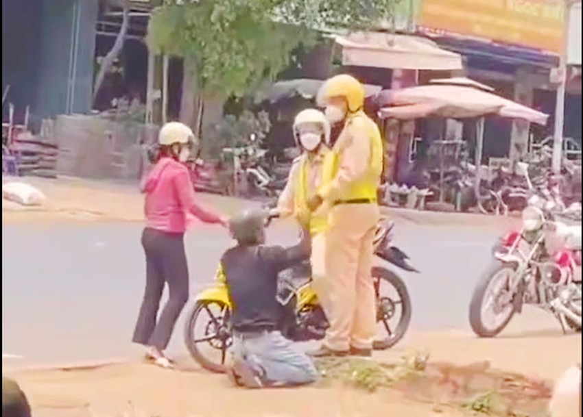 Sự thật clip nam thanh niên quỳ gối trước CSGT lan truyền trên mạng - Ảnh 2.