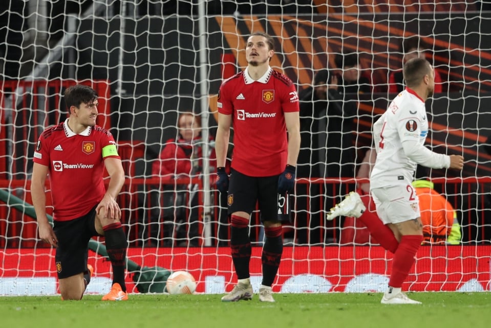 M.U bị Sevilla cầm hoà, HLV Ten Hag và Maguire bị CĐV nhà công kích - Ảnh 1.
