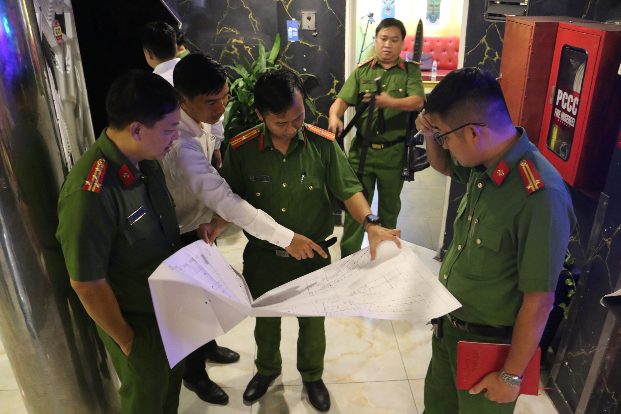 Cảnh sát hướng dẫn doanh nghiệp, người dân tháo gỡ vướng mắc về công tác PCCC  - Ảnh 1.