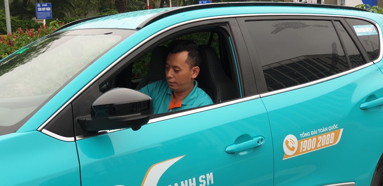 Taxi điện Vinfast chính thức hoạt động: Tài xế chia sẻ điều gì? - Ảnh 2.